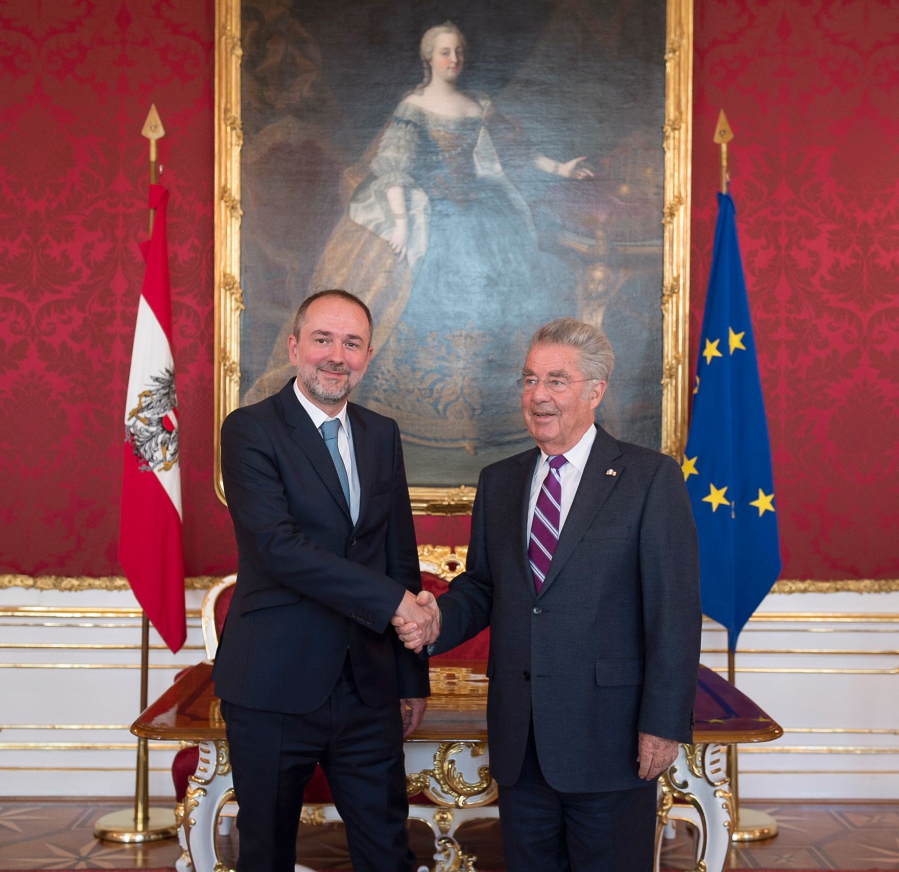 Am 25. Mai 2016 wurde Thomas Drozda (l.) von Bundespr&auml;sident Heinz Fischer (r.) in der Pr&auml;sidentschaftskanzlei als Bundesminister f&uuml;r Kunst und Kultur, Verfassung und Medien angelobt.