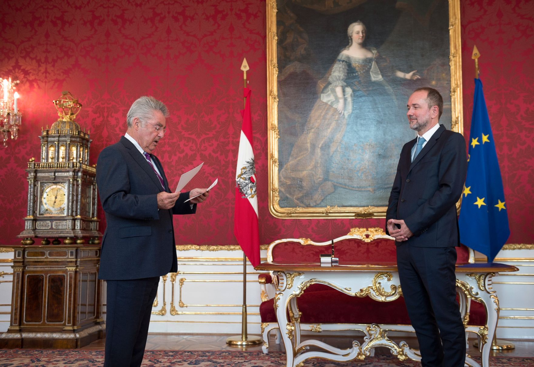 Am 25. Mai 2016 wurde Thomas Drozda (r.) von Bundespr&auml;sident Heinz Fischer (l.) in der Pr&auml;sidentschaftskanzlei als Bundesminister f&uuml;r Kunst und Kultur, Verfassung und Medien angelobt.