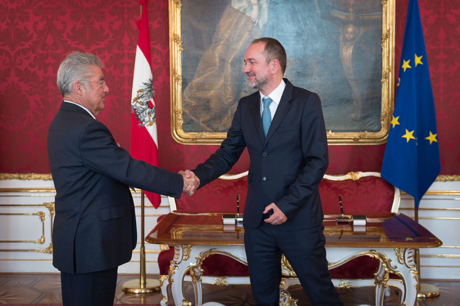 Am 25. Mai 2016 wurde Thomas Drozda (r.) von Bundespr&auml;sident Heinz Fischer (l.) in der Pr&auml;sidentschaftskanzlei als Bundesminister f&uuml;r Kunst und Kultur, Verfassung und Medien angelobt.