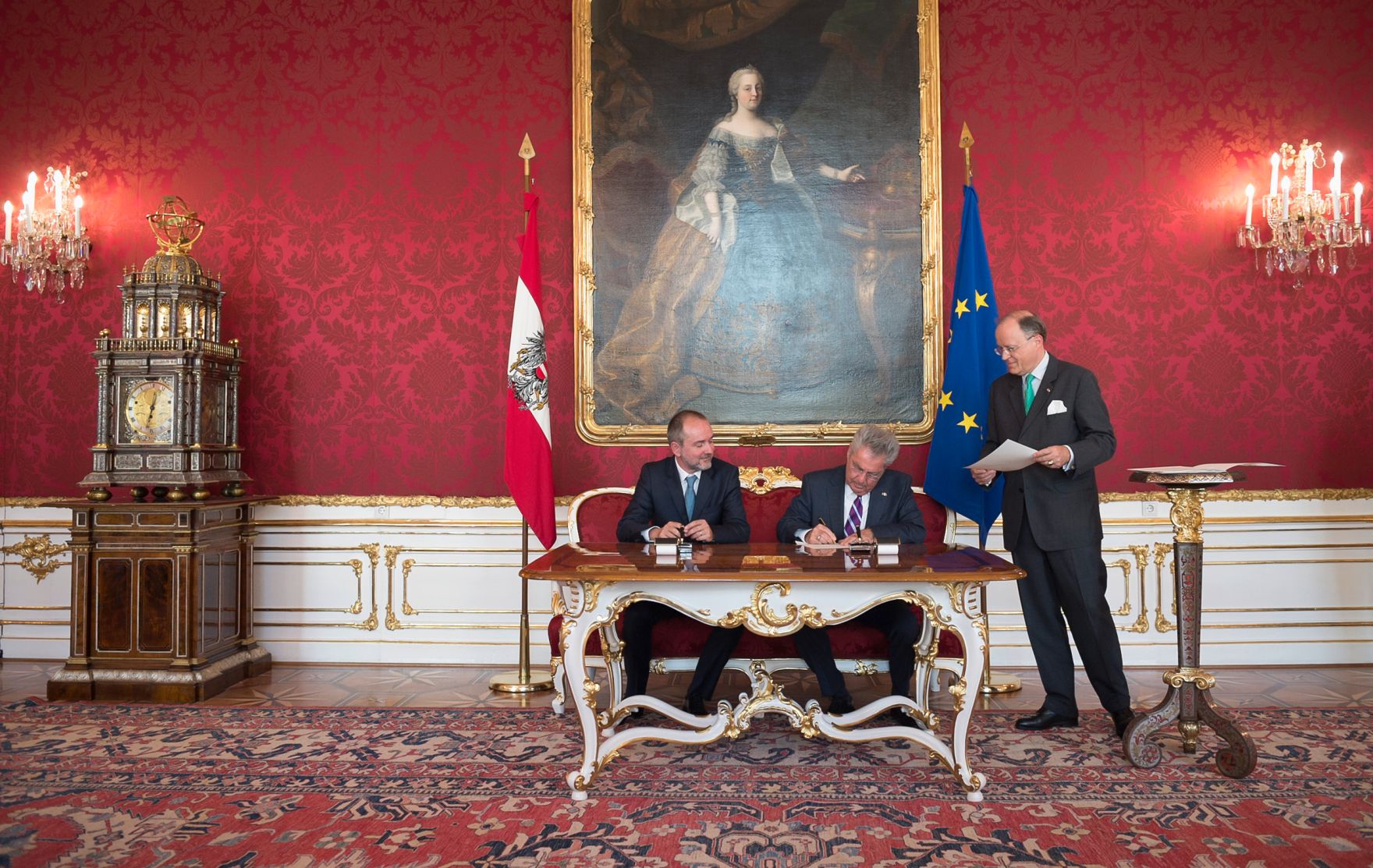 Am 25. Mai 2016 wurde Thomas Drozda (l.) von Bundespr&auml;sident Heinz Fischer (m.) in der Pr&auml;sidentschaftskanzlei als Bundesminister f&uuml;r Kunst und Kultur, Verfassung und Medien angelobt.