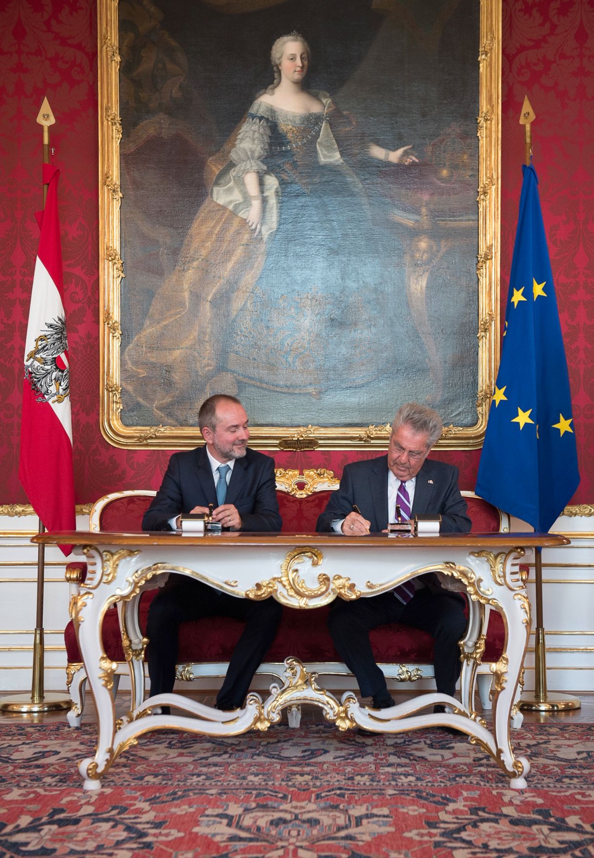 Am 25. Mai 2016 wurde Thomas Drozda (l.) von Bundespr&auml;sident Heinz Fischer (r.) in der Pr&auml;sidentschaftskanzlei als Bundesminister f&uuml;r Kunst und Kultur, Verfassung und Medien angelobt.