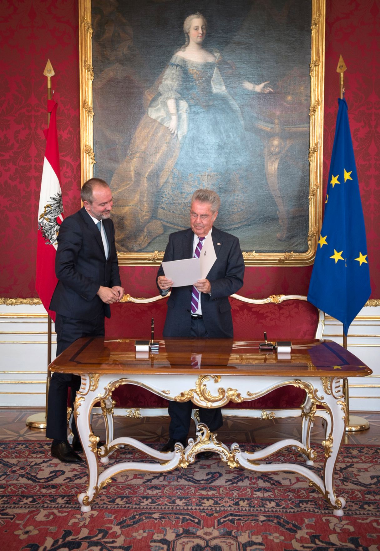 Am 25. Mai 2016 wurde Thomas Drozda (l.) von Bundespr&auml;sident Heinz Fischer (r.) in der Pr&auml;sidentschaftskanzlei als Bundesminister f&uuml;r Kunst und Kultur, Verfassung und Medien angelobt.