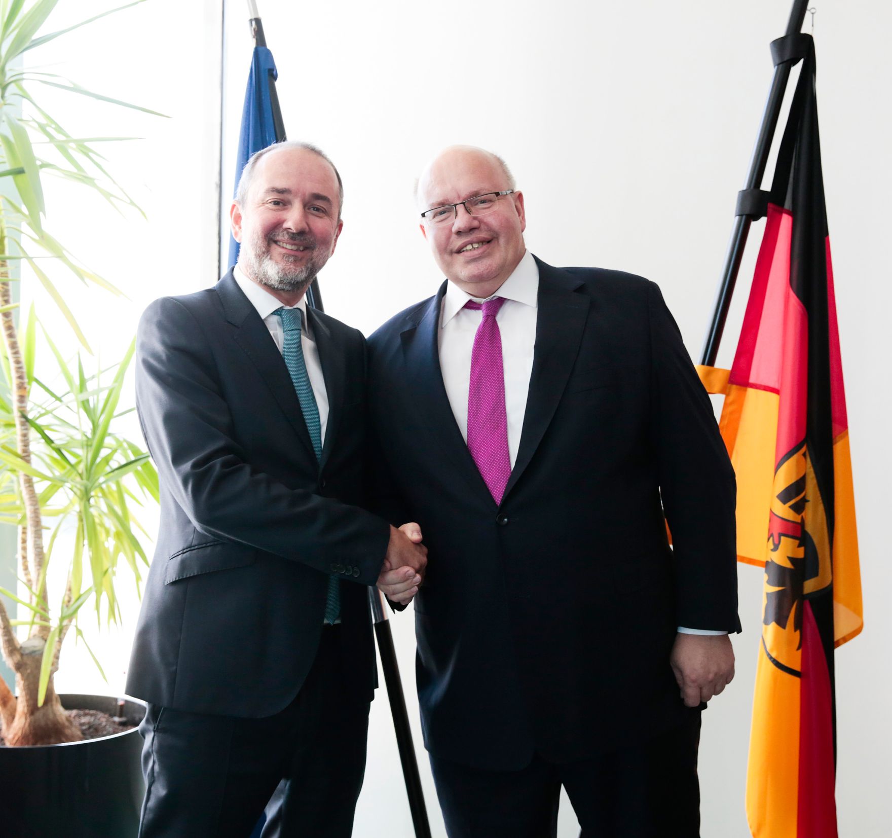 Am 10. Juni 2016 traf Kanzleramtsminister Thomas Drozda (l.) im Rahmen seines Besuchs in Berlin den deutschen Kanzleramtsminister Peter Altmaier (r.) zu einem Gespr&auml;ch.