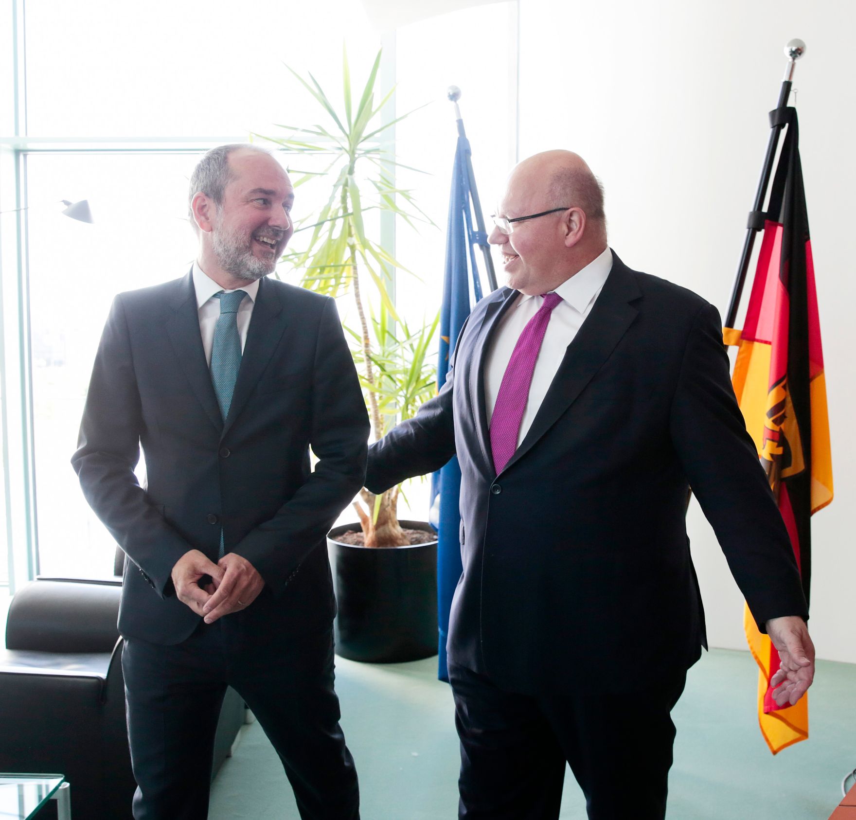Am 10. Juni 2016 traf Kanzleramtsminister Thomas Drozda (l.) im Rahmen seines Besuchs in Berlin den deutschen Kanzleramtsminister Peter Altmaier (r.) zu einem Gespr&auml;ch.