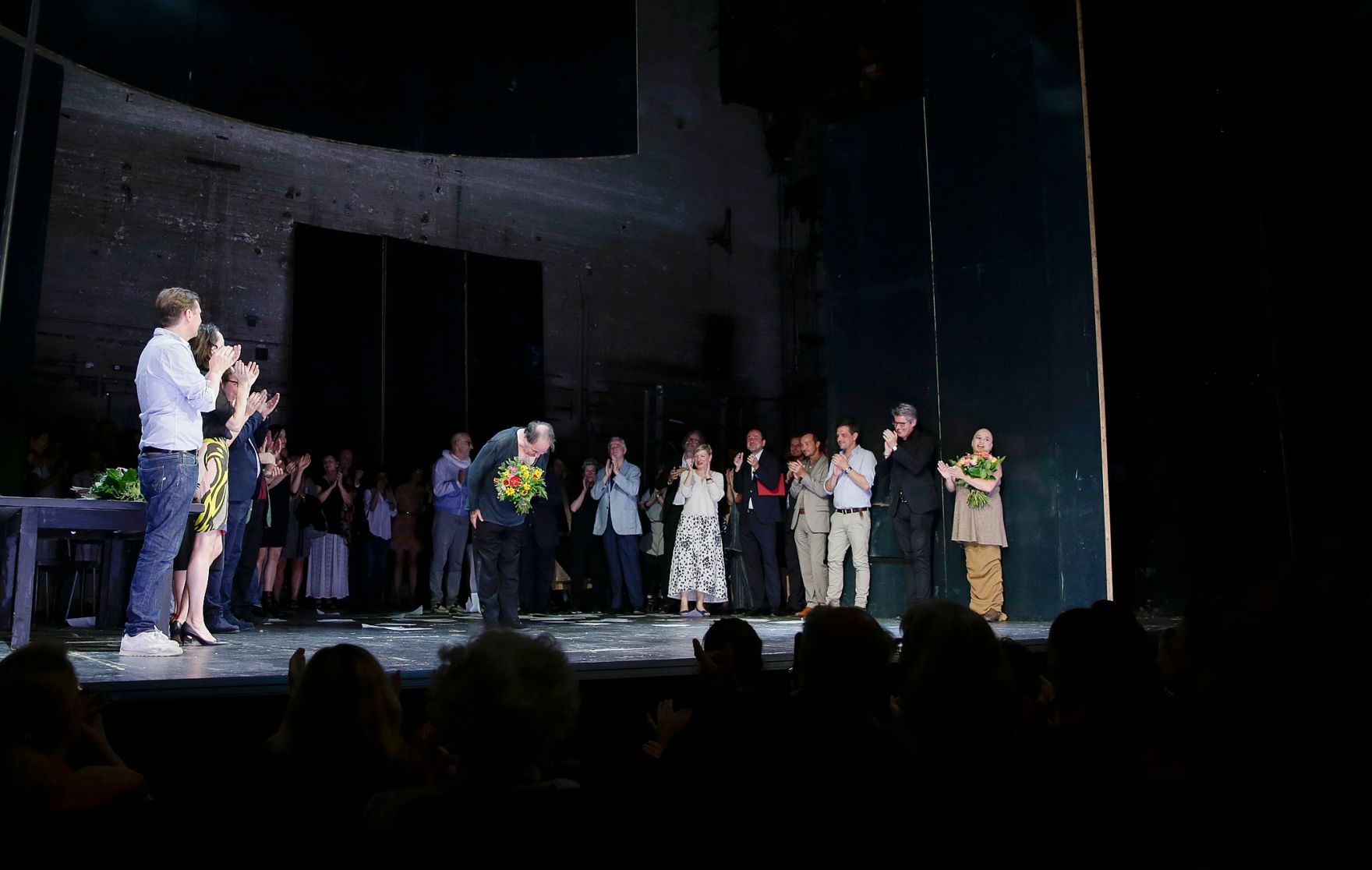 Am 29. Juni 2016 &uuml;berreichte Kunst- und Kulturminister Thomas Drozda im Akademietheater die Urkunde, mit der Johann Adam Oest (m.) der Berufstitel Kammerschauspieler verliehen wurde.