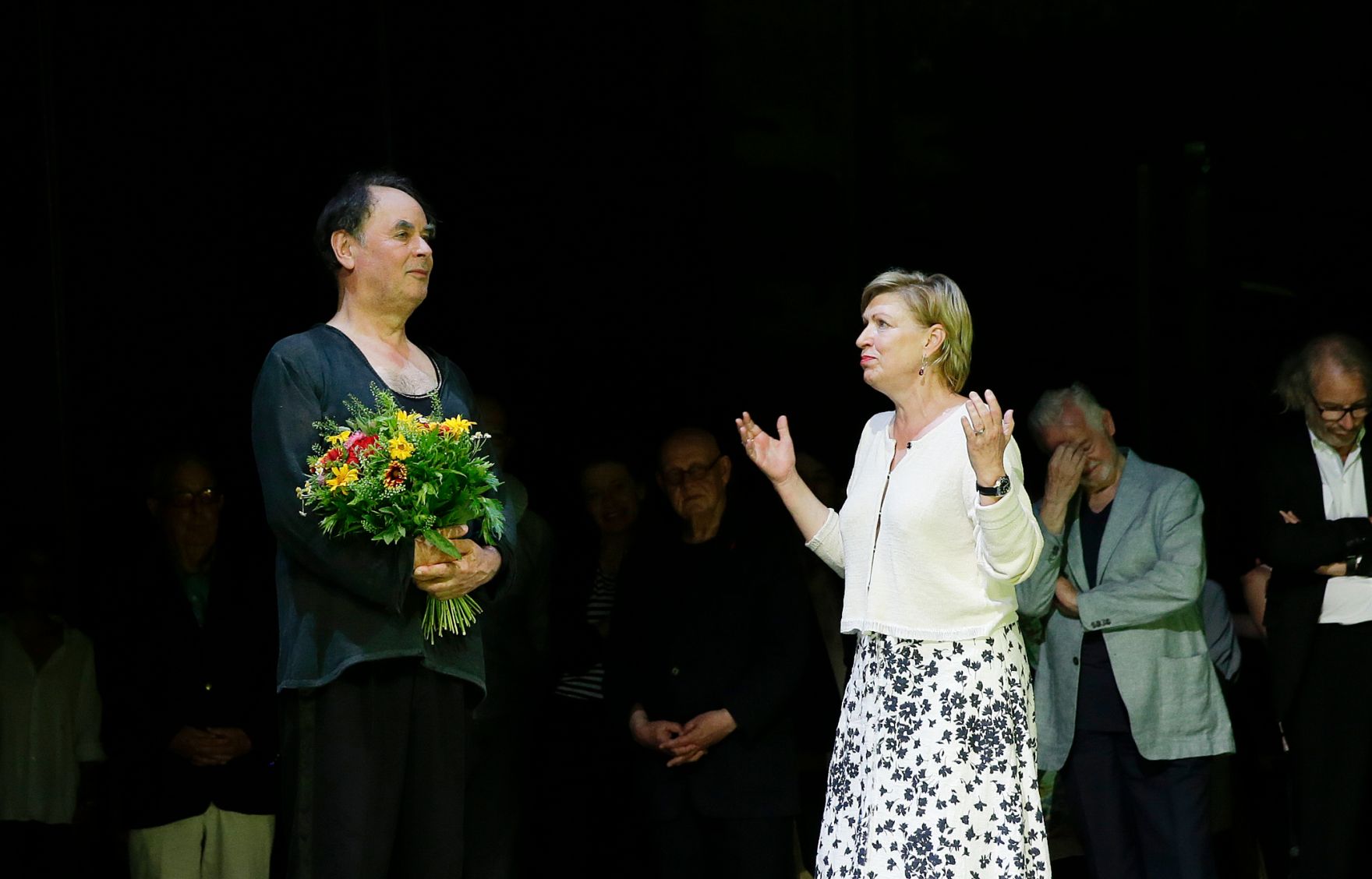 Am 29. Juni 2016 &uuml;berreichte Kunst- und Kulturminister Thomas Drozda im Akademietheater die Urkunde, mit der Johann Adam Oest (l.) der Berufstitel Kammerschauspieler verliehen wurde.