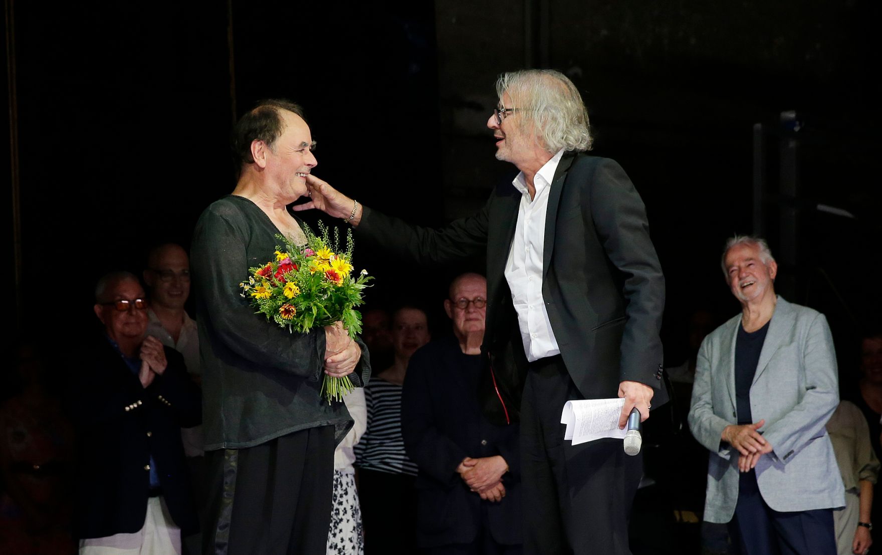 Am 29. Juni 2016 &uuml;berreichte Kunst- und Kulturminister Thomas Drozda im Akademietheater die Urkunde, mit der Johann Adam Oest (l.) der Berufstitel Kammerschauspieler verliehen wurde. Im Bild mit dem Laudator Leander Hau&szlig;mann (r.).