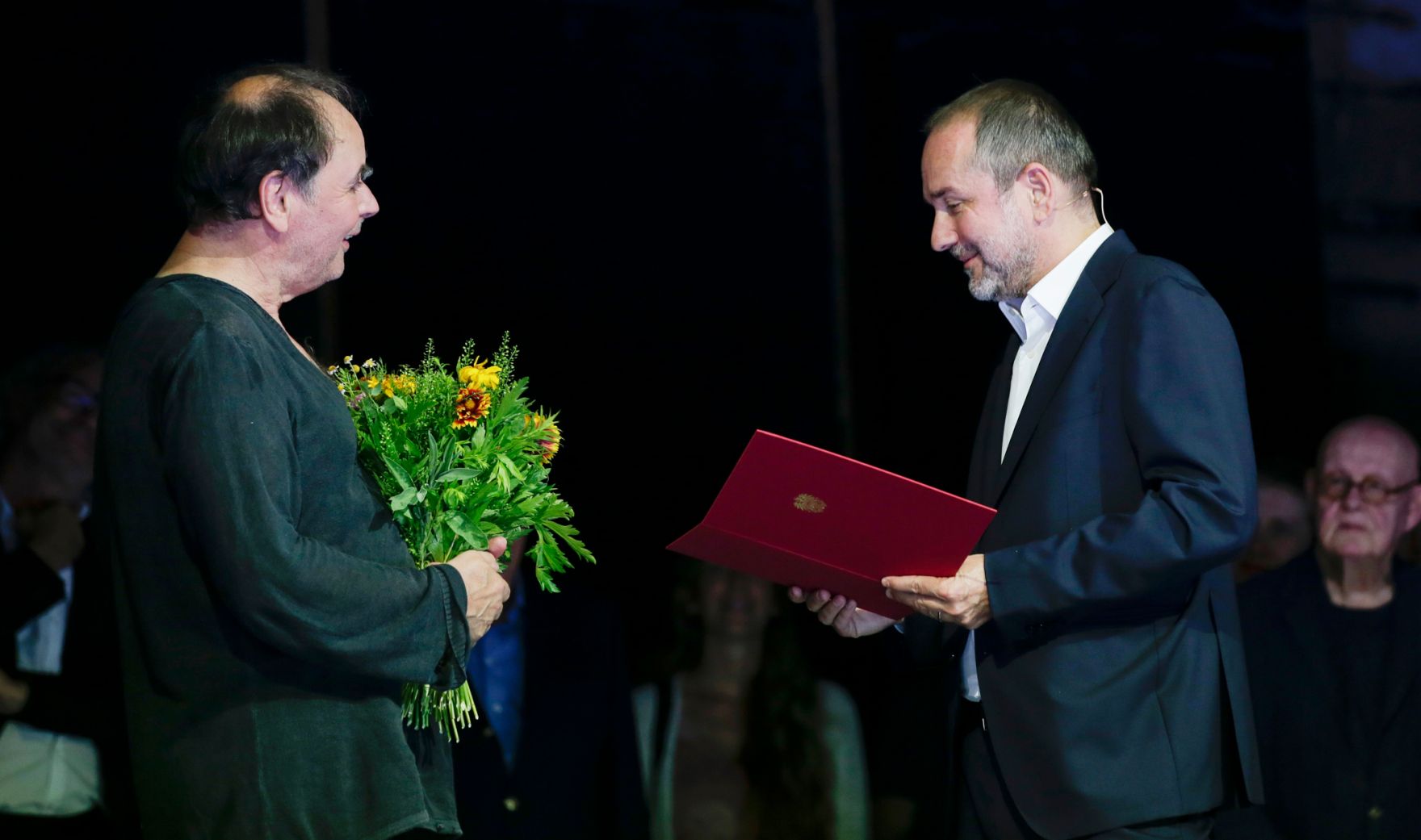 Am 29. Juni 2016 &uuml;berreichte Kunst- und Kulturminister Thomas Drozda (r.) im Akademietheater die Urkunde, mit der Johann Adam Oest (l.) der Berufstitel Kammerschauspieler verliehen wurde.