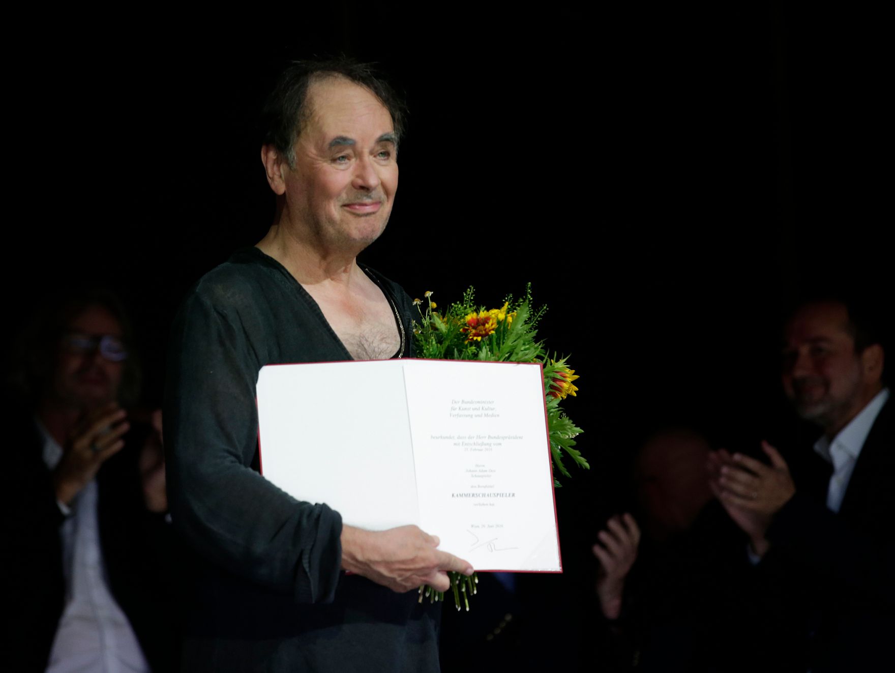 Am 29. Juni 2016 &uuml;berreichte Kunst- und Kulturminister Thomas Drozda im Akademietheater die Urkunde, mit der Johann Adam Oest (im Bild) der Berufstitel Kammerschauspieler verliehen wurde.