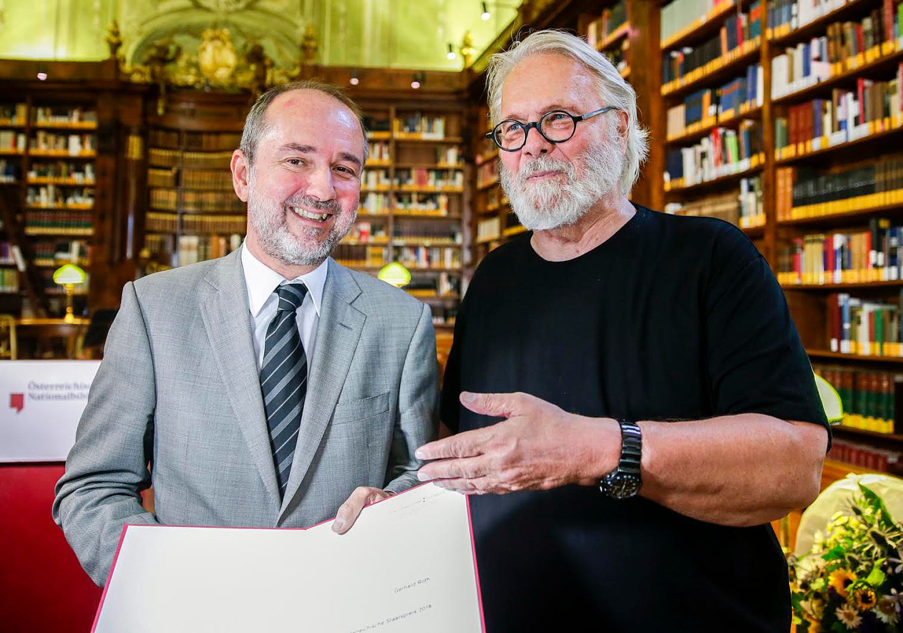 Am 29. Juni 2016 verlieh Kunst- und Kulturminister Thomas Drozda (l.) den Gro&szlig;en &Ouml;sterreichischen Staatspreis 2016 an den Schriftsteller Gerhard Roth (r.).