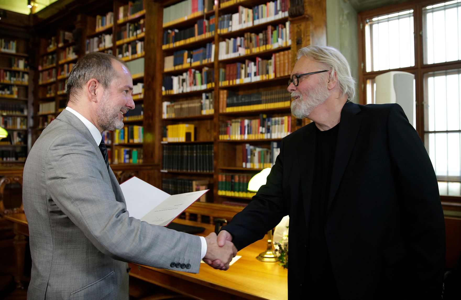 Am 29. Juni 2016 verlieh Kunst- und Kulturminister Thomas Drozda (l.) den Gro&szlig;en &Ouml;sterreichischen Staatspreis 2016 an den Schriftsteller Gerhard Roth (r.).