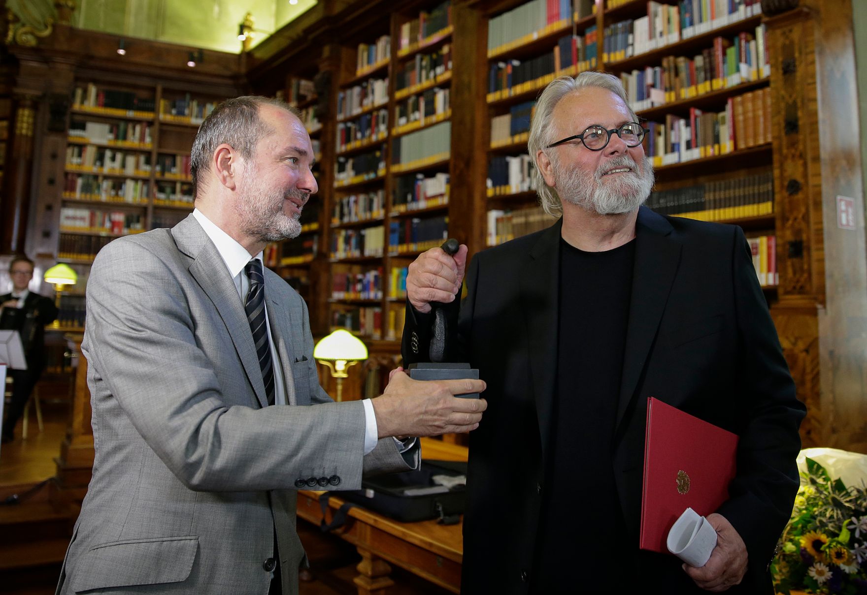 Am 29. Juni 2016 verlieh Kunst- und Kulturminister Thomas Drozda (l.) den Gro&szlig;en &Ouml;sterreichischen Staatspreis 2016 an den Schriftsteller Gerhard Roth (r.).
