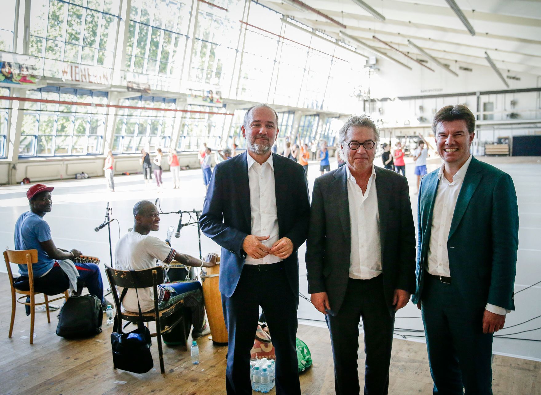 Am 18. Juli 2016 besuchte Kunst- und Kulturminister Thomas Drozda (l.) das ImPulsTanz Workshopzentrum und die Burgtheater Probeb&uuml;hne im Arsenal. Im Bild mit Intendant Karl Regensbuger (m.) und dem fl&auml;mischen Minister f&uuml;r Kultur, Medien und Br&uuml;sseler Angelegenheiten Sven Gatz (r.).