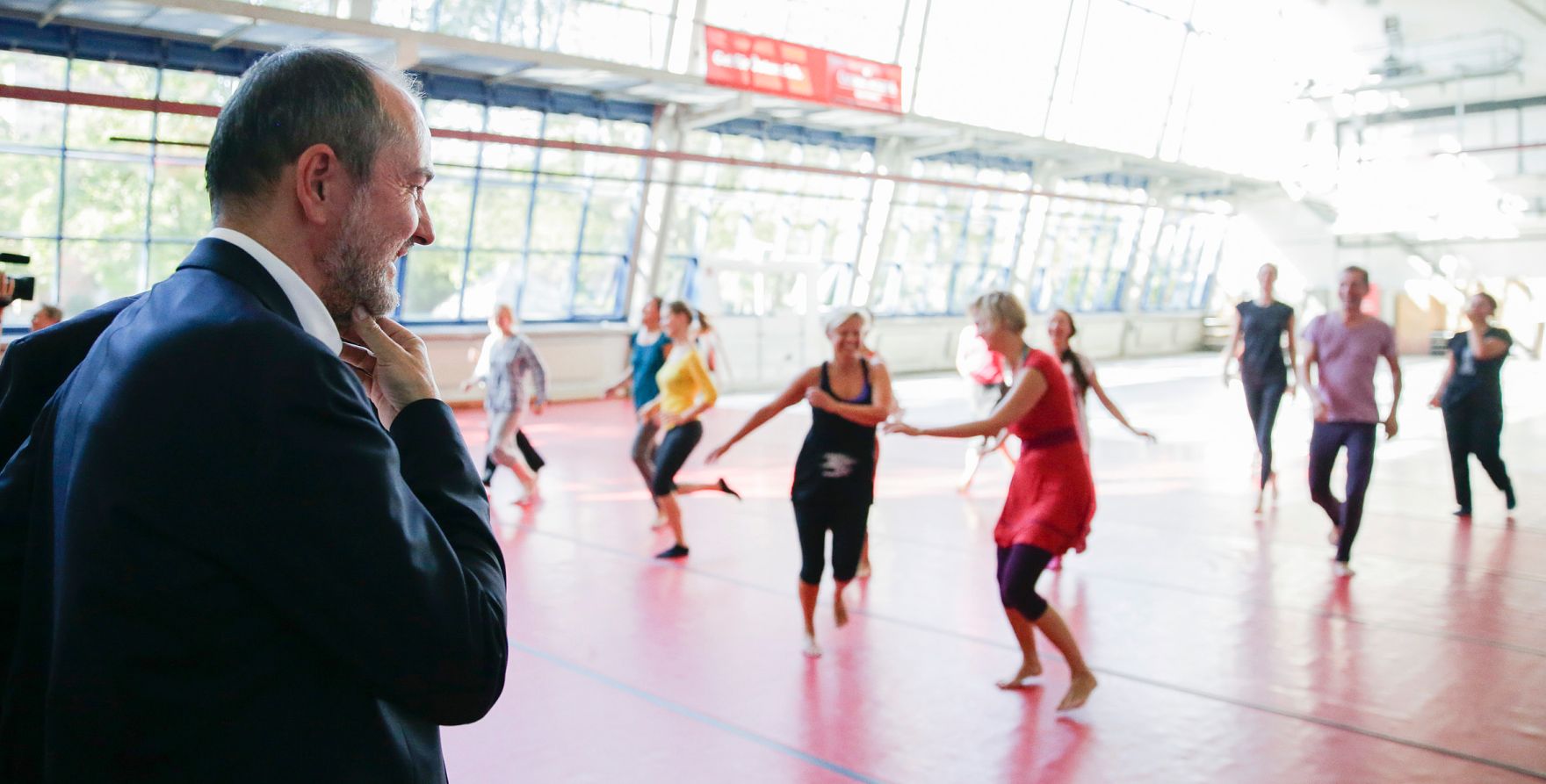 Am 18. Juli 2016 besuchte Kunst- und Kulturminister Thomas Drozda (im Bild) das ImPulsTanz Workshopzentrum und die Burgtheater Probeb&uuml;hne im Arsenal.