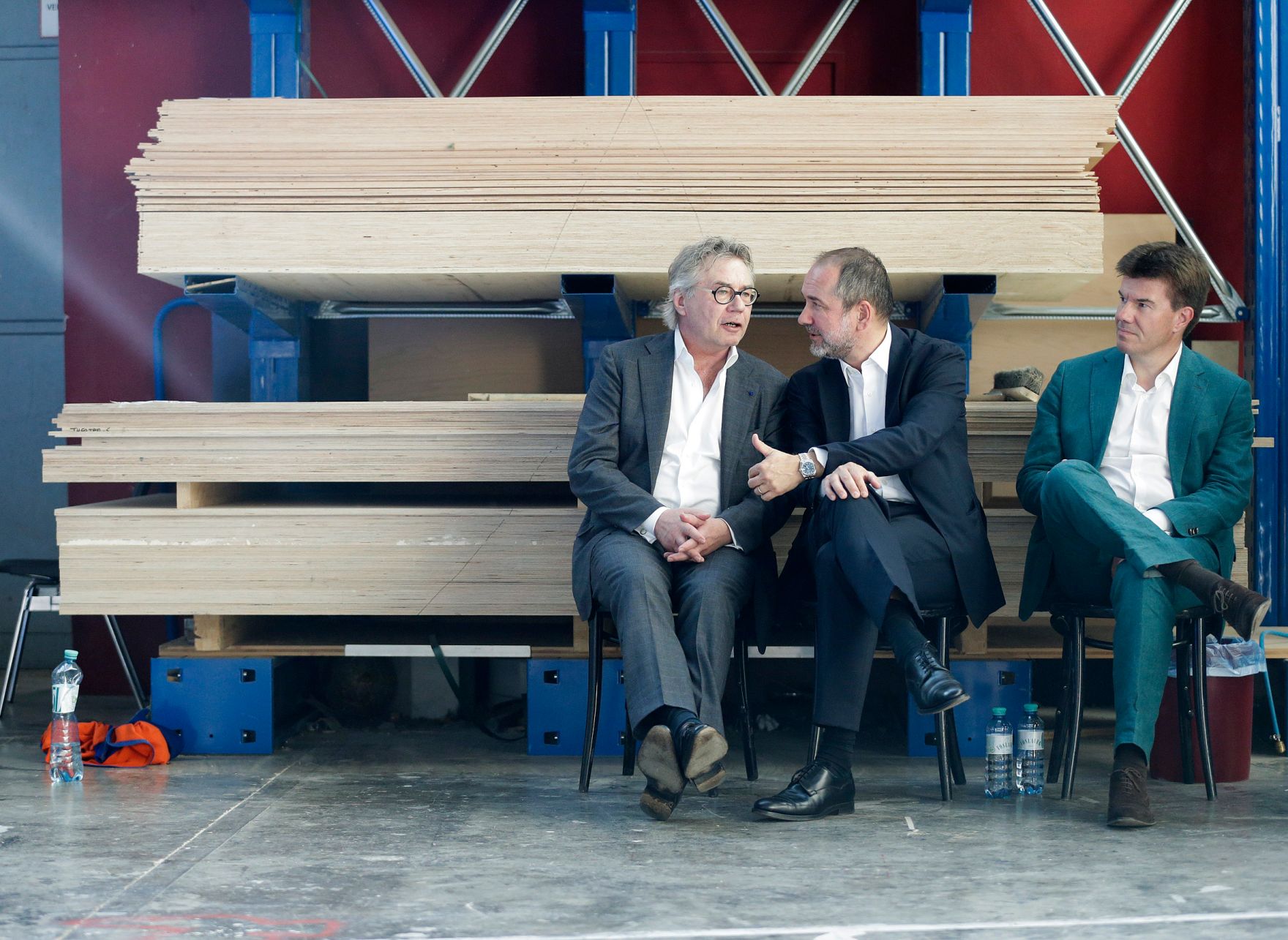 Am 18. Juli 2016 besuchte Kunst- und Kulturminister Thomas Drozda (m.) das ImPulsTanz Workshopzentrum und die Burgtheater Probeb&uuml;hne im Arsenal. Im Bild mit Intendant Karl Regensbuger (l.) und dem fl&auml;mischen Minister f&uuml;r Kultur, Medien und Br&uuml;sseler Angelegenheiten Sven Gatz (r.).