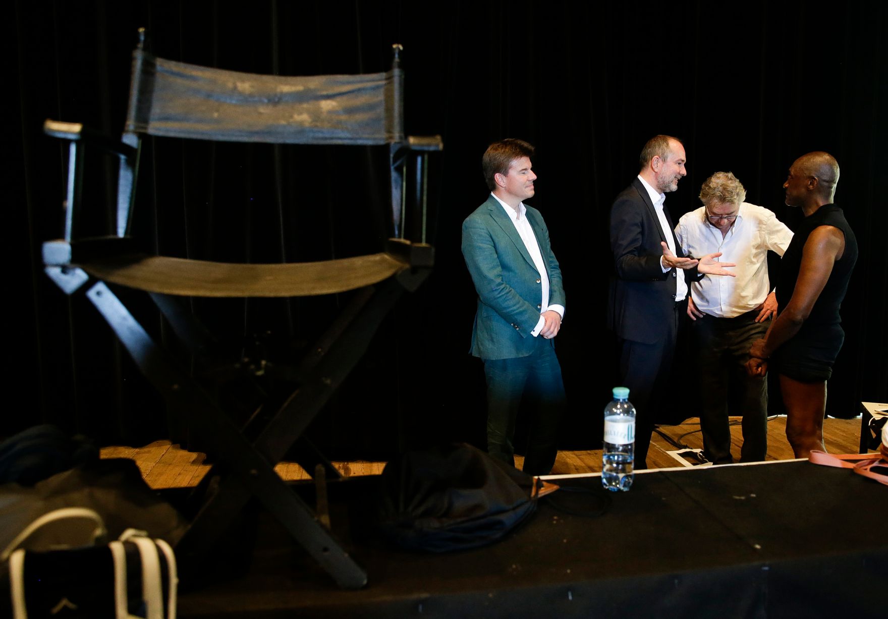 Am 18. Juli 2016 besuchte Kunst- und Kulturminister Thomas Drozda (m.l.) das ImPulsTanz Workshopzentrum und die Burgtheater Probeb&uuml;hne im Arsenal. Im Bild mit Intendant Karl Regensburger (m.r.), dem k&uuml;nstlerischen Berater Ismael Ivo (r.) und dem fl&auml;mischen Minister f&uuml;r Kultur, Medien und Br&uuml;sseler Angelegenheiten Sven Gatz (l.).