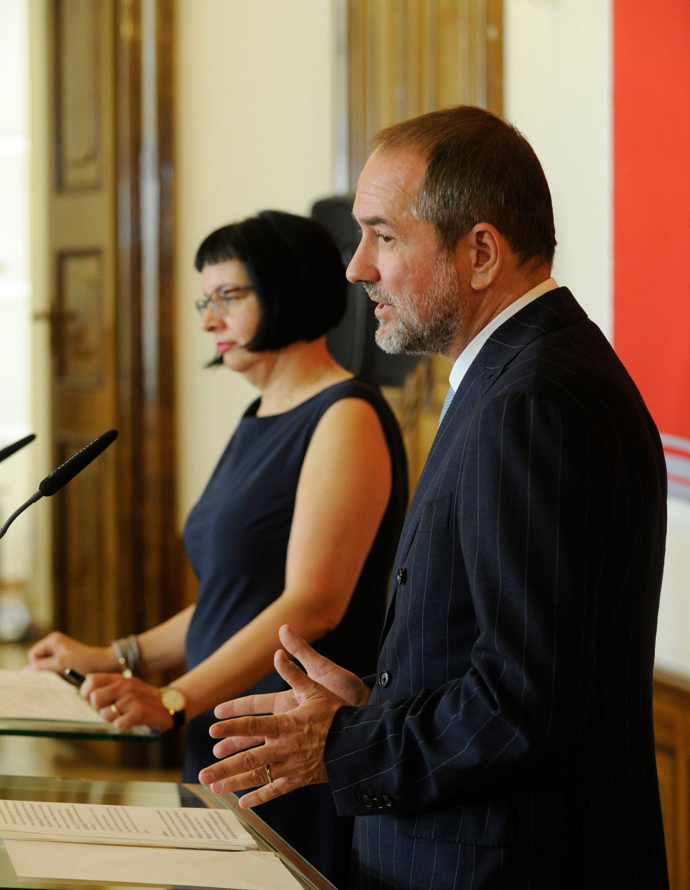 Am 27. Juli 2016 gab Kunst- und Kulturminister Thomas Drozda (r.) gemeinsam mit Andrea Ecker (l.), Sektionschefin f&uuml;r Kunst und Kultur eine Pressekonferenz zur Neuausschreibung der wissenschaftlichen und kaufm&auml;nnischen Gesch&auml;ftsf&uuml;hrung der &Ouml;sterreichischen Galerie Belvedere.