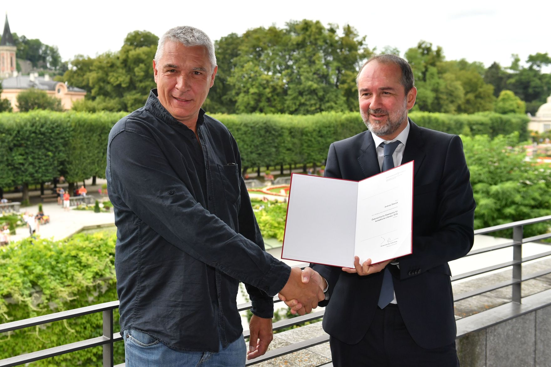 Am 29. Juli 2016 verlieh Kunst- und Kulturminister Thomas Drozda (r.) den &Ouml;sterreichischen Staatspreis f&uuml;r europ&auml;ische Literatur an den polnischen Schriftsteller Andrzej Stasiuk (l.).