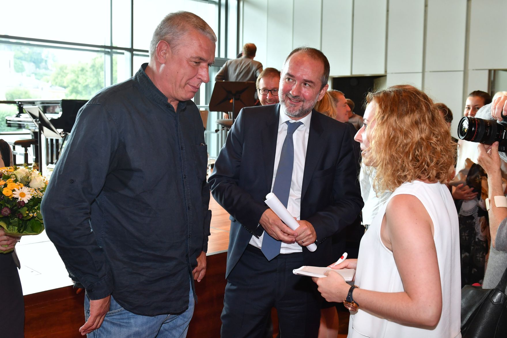 Am 29. Juli 2016 verlieh Kunst- und Kulturminister Thomas Drozda (m.) den &Ouml;sterreichischen Staatspreis f&uuml;r europ&auml;ische Literatur an den polnischen Schriftsteller Andrzej Stasiuk (l.).