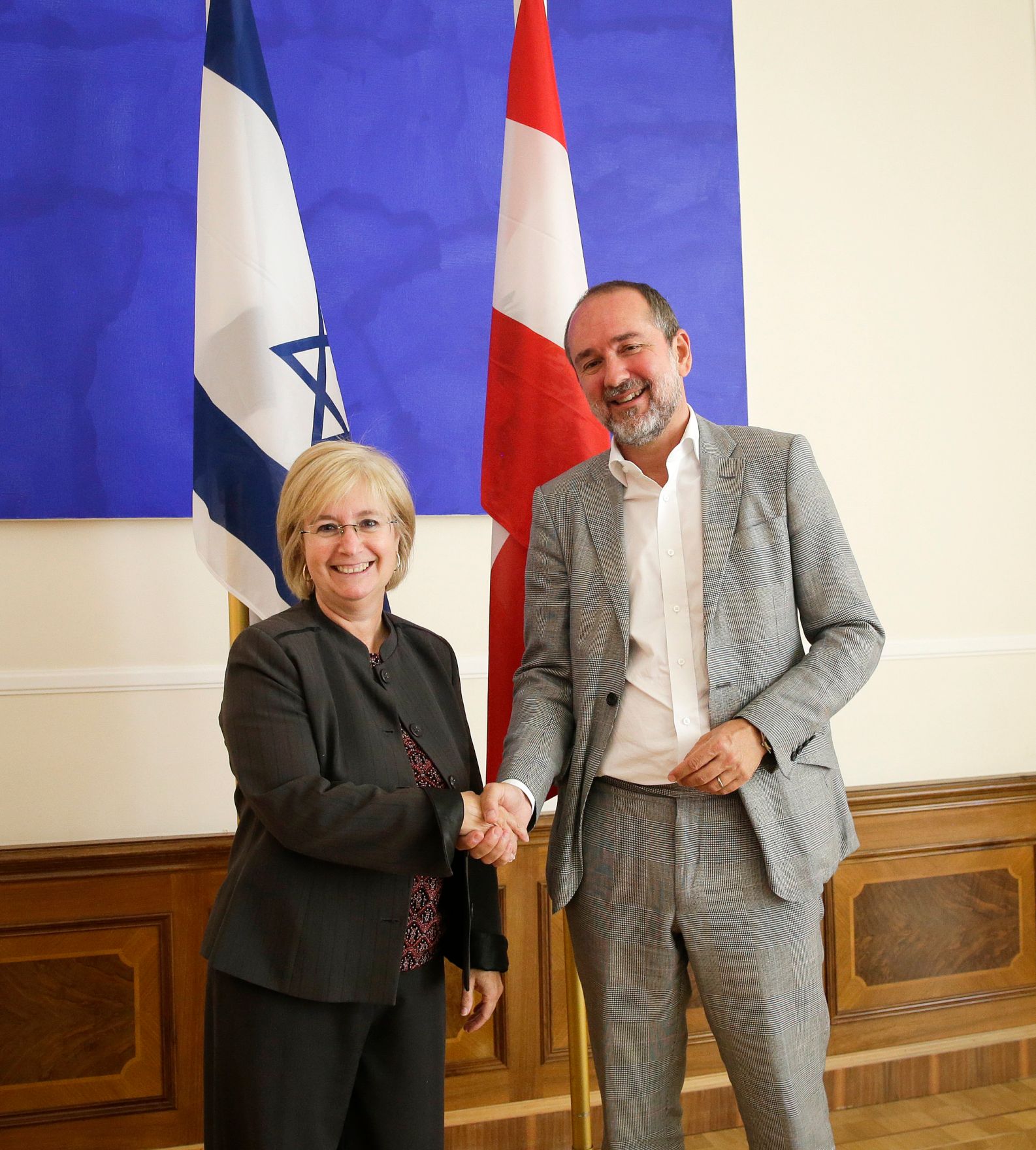 Am 23. August 2016 empfing Kanzleramtsminister Thomas Drozda (r.) die Botschafterin des Staates Israel Talya Lador-Fresher (l.) zu einem Arbeitsgespr&auml;ch.