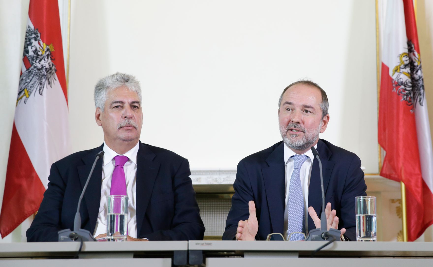 Kanzleramtsminister Thomas Drozda (r.) und Finanzminister Hans J&ouml;rg Schelling (l.) beim Medienbriefing &uuml;ber die Regierungssitzung am 30. August 2016.