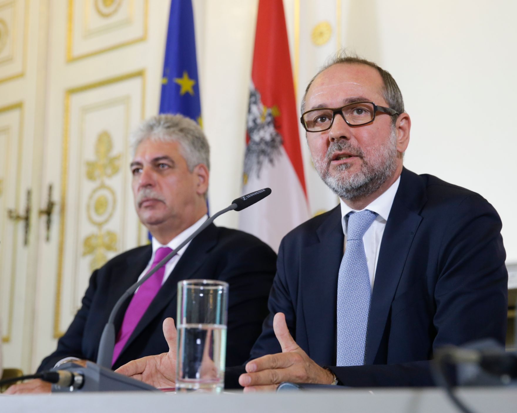 Kanzleramtsminister Thomas Drozda (r.) und Finanzminister Hans J&ouml;rg Schelling (l.) beim Medienbriefing &uuml;ber die Regierungssitzung am 30. August 2016.