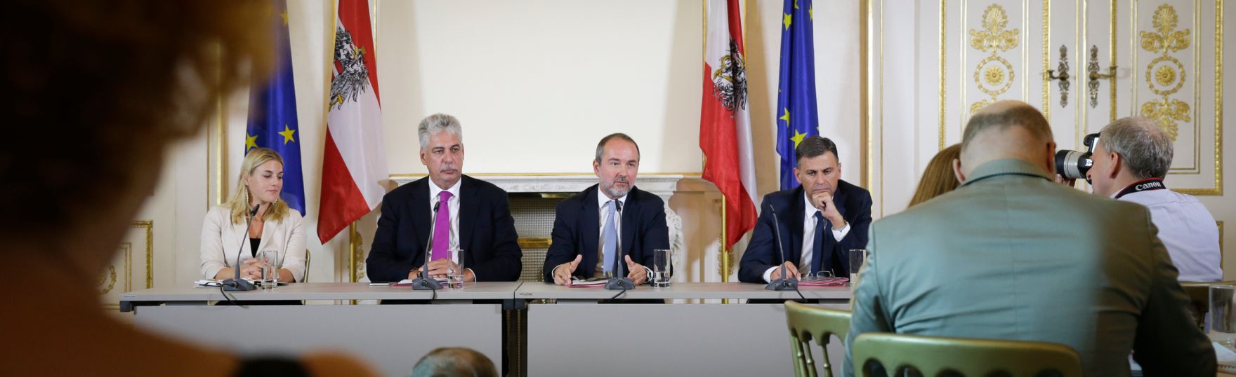 Kanzleramtsminister Thomas Drozda (r.) und Finanzminister Hans J&ouml;rg Schelling (l.) beim Medienbriefing &uuml;ber die Regierungssitzung am 30. August 2016.