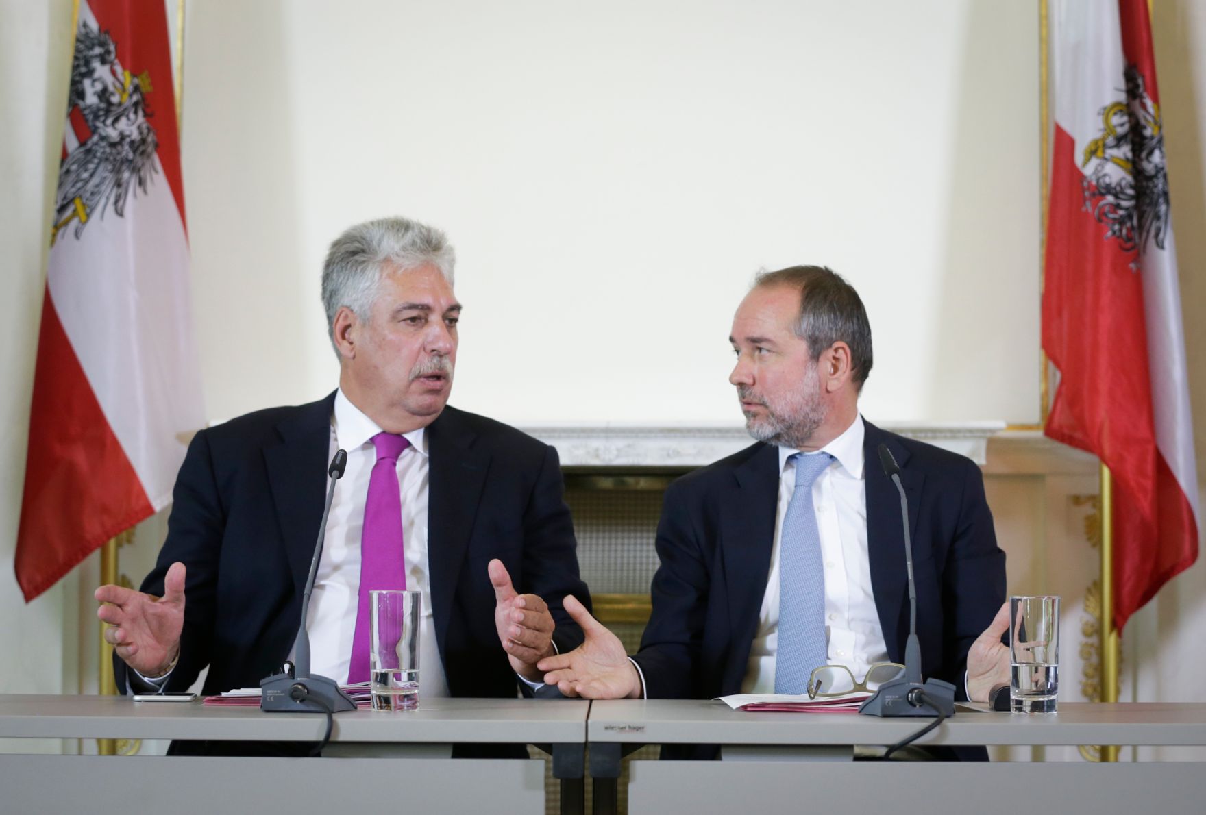 Kanzleramtsminister Thomas Drozda (r.) und Finanzminister Hans J&ouml;rg Schelling (l.) beim Medienbriefing &uuml;ber die Regierungssitzung am 30. August 2016.