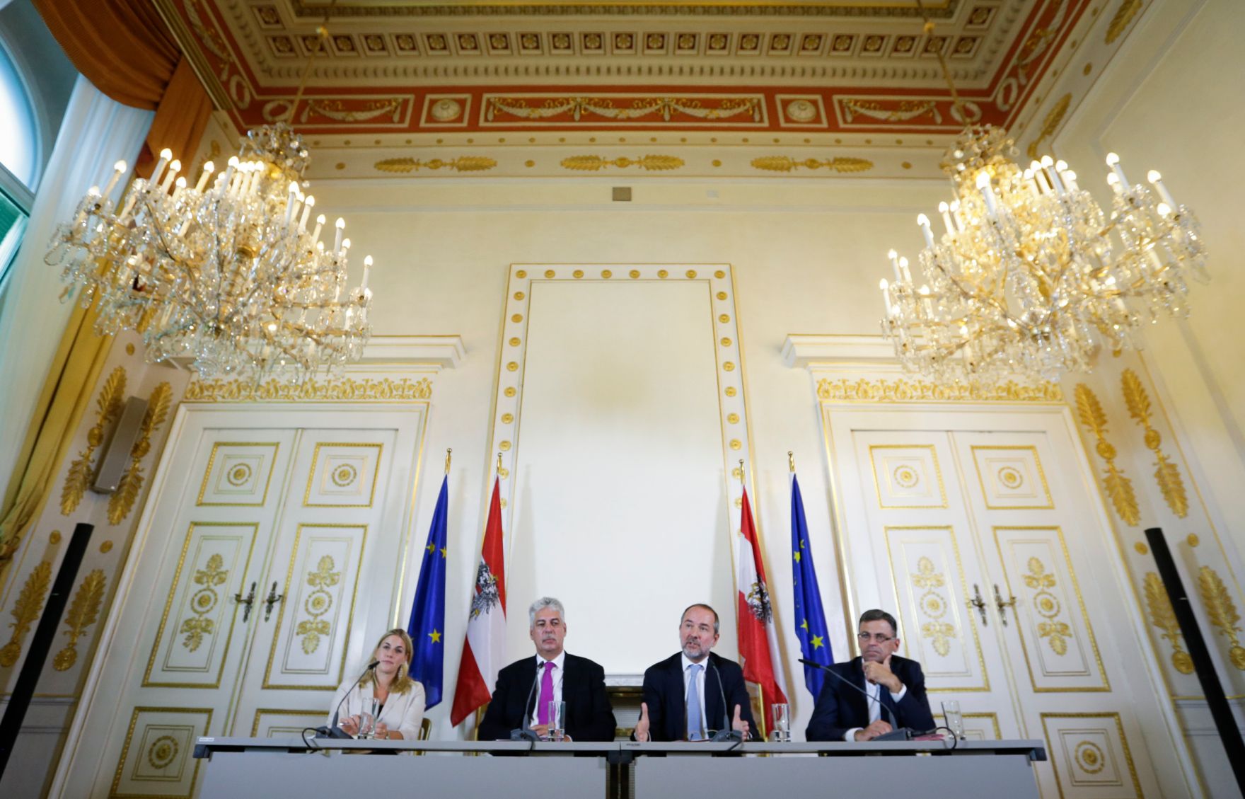 Kanzleramtsminister Thomas Drozda (r.) und Finanzminister Hans J&ouml;rg Schelling (l.) beim Medienbriefing &uuml;ber die Regierungssitzung am 30. August 2016.