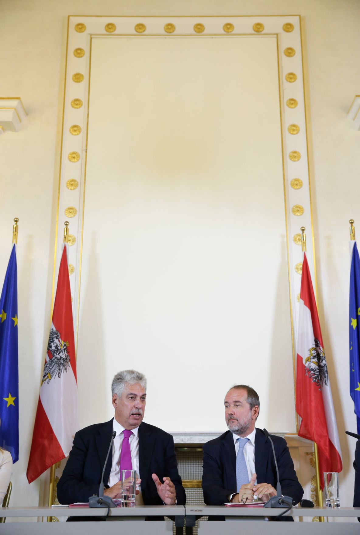 Kanzleramtsminister Thomas Drozda (r.) und Finanzminister Hans J&ouml;rg Schelling (l.) beim Medienbriefing &uuml;ber die Regierungssitzung am 30. August 2016.