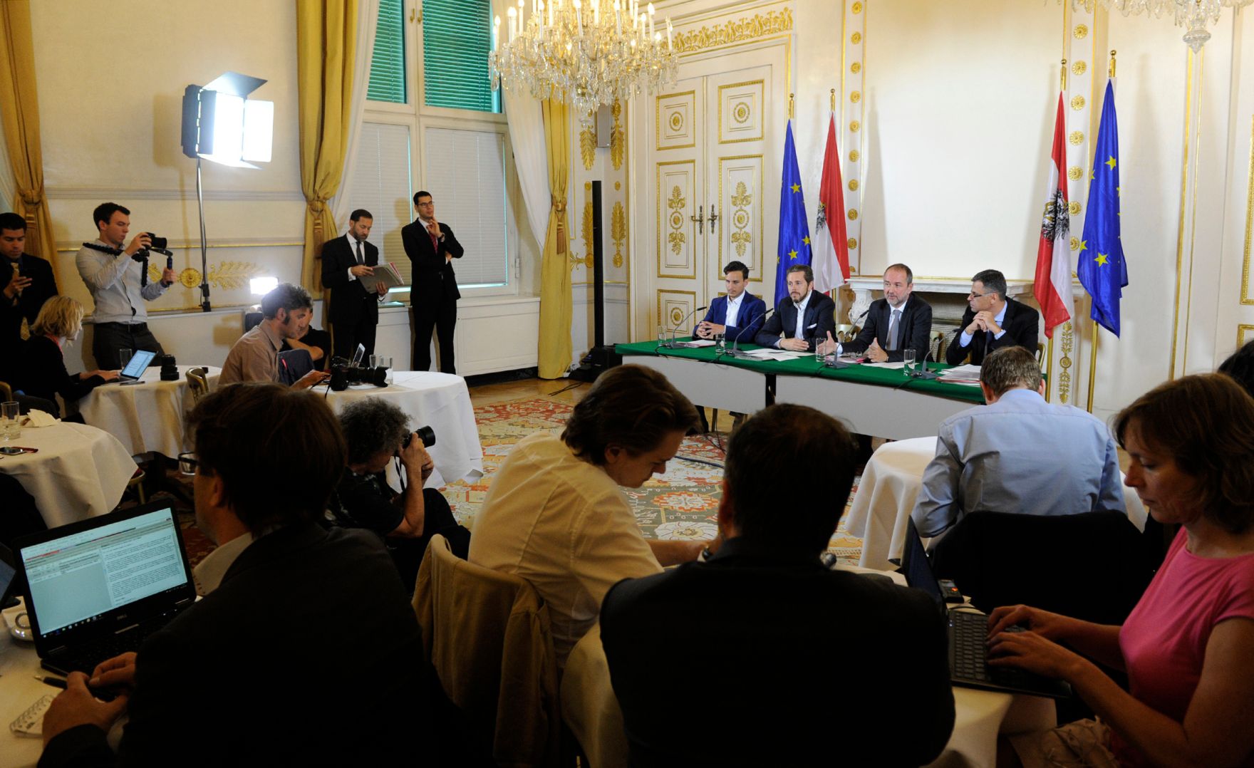 Kanzleramtsminister Thomas Drozda und Staatssekret&auml;r Harald Mahrer beim Medienbriefing &uuml;ber die Regierungssitzung am 6. September 2016.