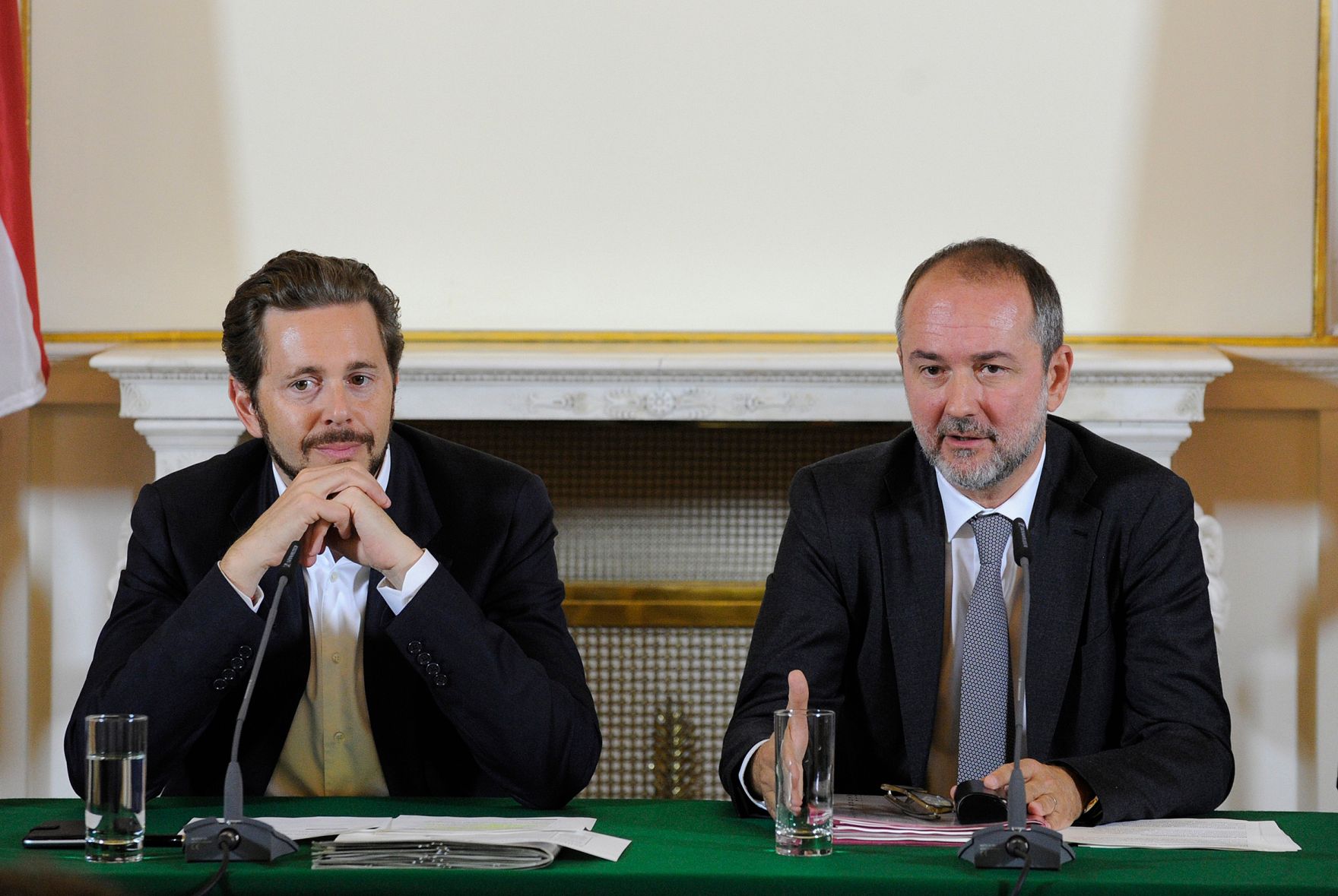 Kanzleramtsminister Thomas Drozda (r.) und Staatssekret&auml;r Harald Mahrer (l.) beim Medienbriefing &uuml;ber die Regierungssitzung am 6. September 2016.