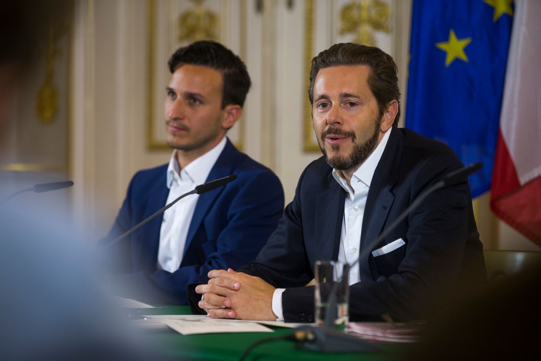 Staatssekret&auml;r Harald Mahrer (r.) beim Medienbriefing &uuml;ber die Regierungssitzung am 6. September 2016.