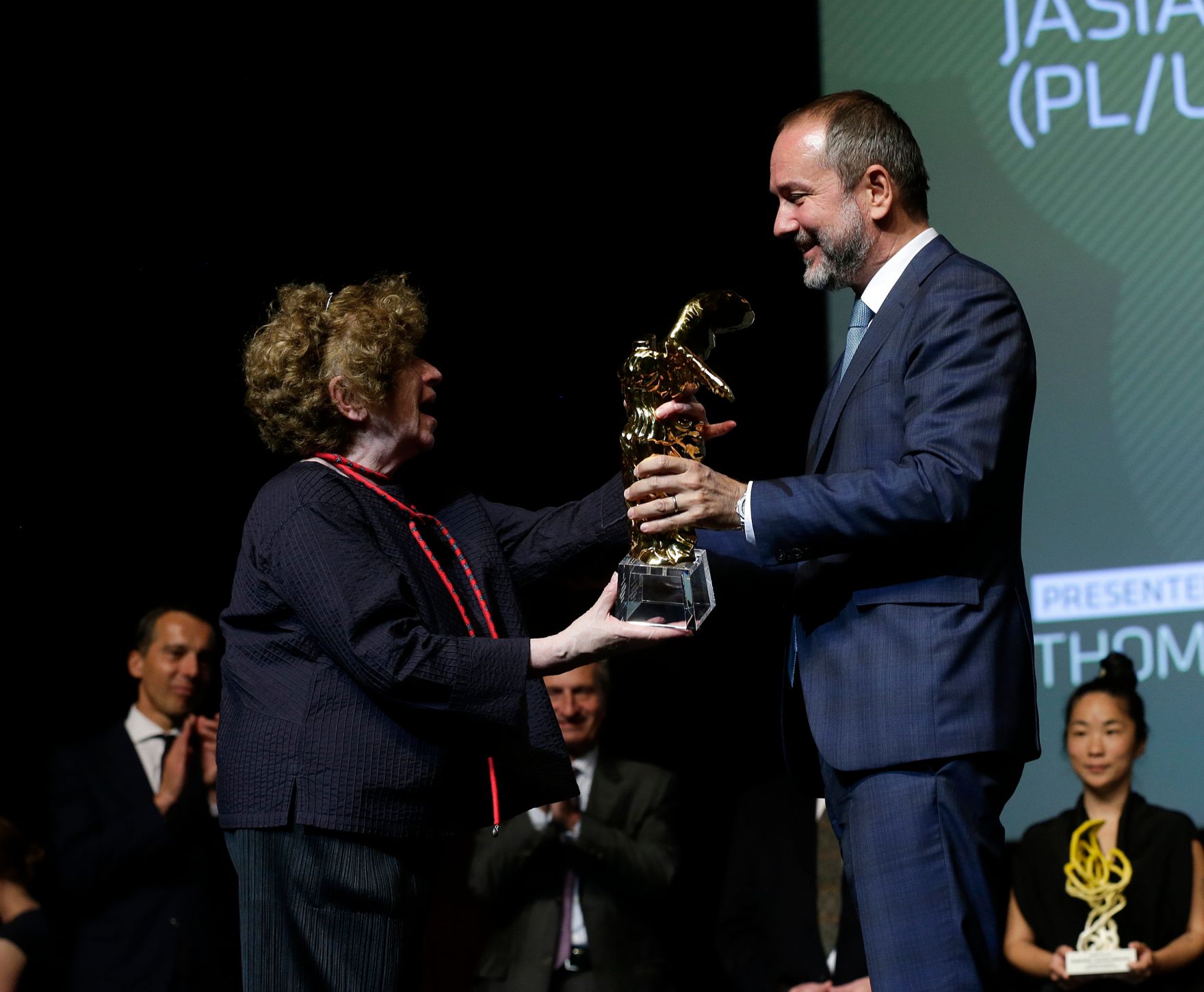 Am 9. September 2016 nahm Kunst- und Kulturminister Thomas Drozda (r.) an der Ars Electronica Gala teil. Im Bild bei der &Uuml;berreichung des Goldene Nicas an Jasia Reichardt (l.)