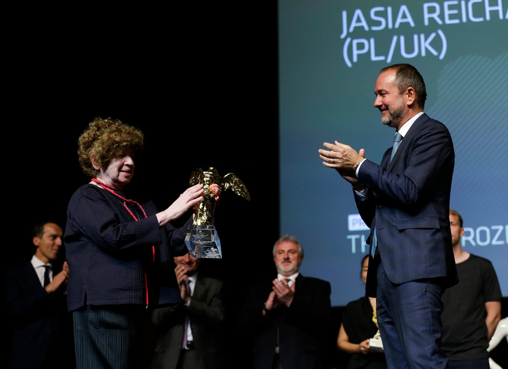 Am 9. September 2016 nahm Kunst- und Kulturminister Thomas Drozda (r.) an der Ars Electronica Gala teil. Im Bild bei der &Uuml;berreichung des Goldene Nicas an Jasia Reichardt (l.)