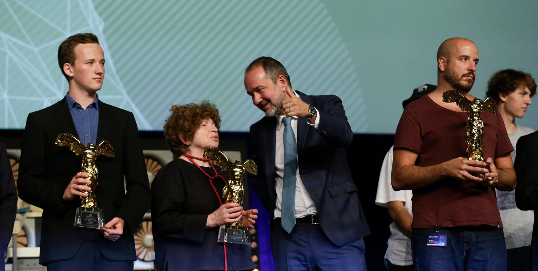 Am 9. September 2016 nahm Kunst- und Kulturminister Thomas Drozda (m.) an der Ars Electronica Gala teil. Im Bild bei der &Uuml;berreichung des Goldene Nicas an Jasia Reichardt (m.l.)