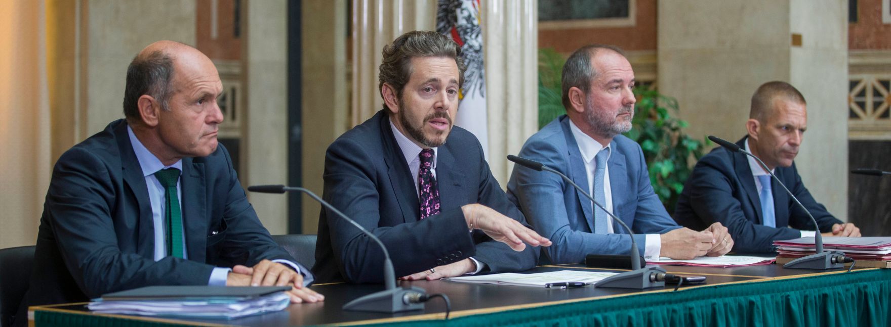Innenminister Wolfgang Sobotka (l.), Staatssekret&auml;r Harald Mahrer (m.l.), Kanzleramtsminister Thomas Drozda (m.r.) und Sektionschef Gerhard Hesse (r.) beim Medienbriefing &uuml;ber die Regierungssitzung am 13. September 2016 im Parlament.