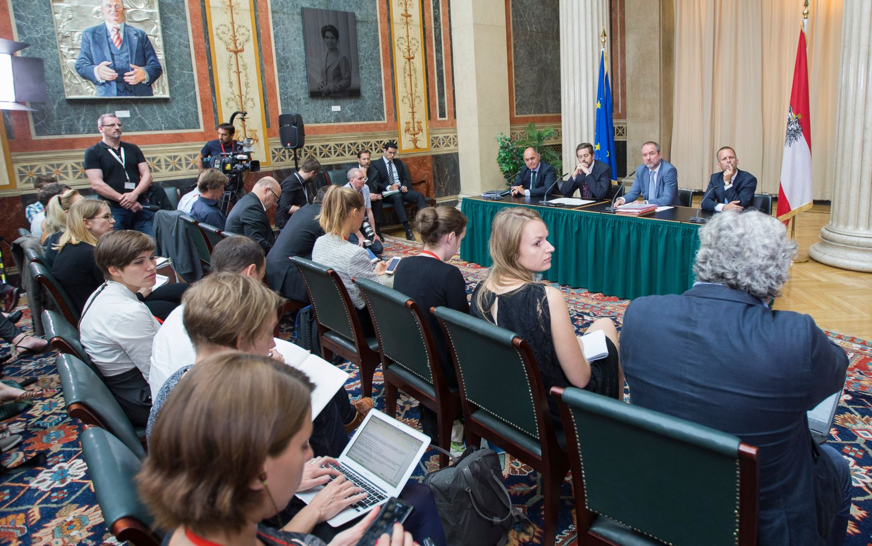 Innenminister Wolfgang Sobotka (l.), Staatssekret&auml;r Harald Mahrer (m.l.), Kanzleramtsminister Thomas Drozda (m.r.) und Sektionschef Gerhard Hesse (r.) beim Medienbriefing &uuml;ber die Regierungssitzung am 13. September 2016 im Parlament.