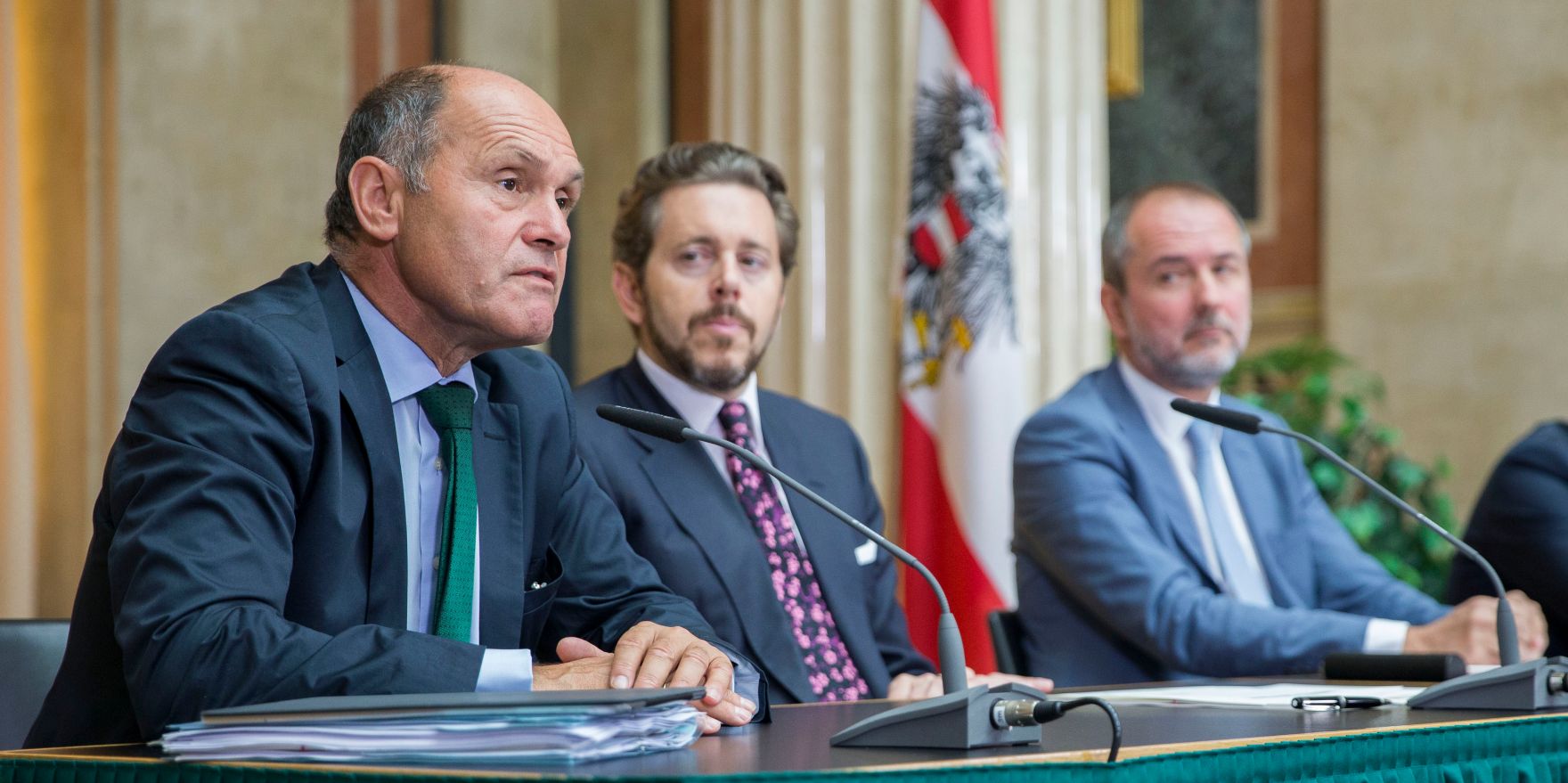 Innenminister Wolfgang Sobotka (l.), Staatssekret&auml;r Harald Mahrer (m.) und Kanzleramtsminister Thomas Drozda (r.) beim Medienbriefing &uuml;ber die Regierungssitzung am 13. September 2016 im Parlament.