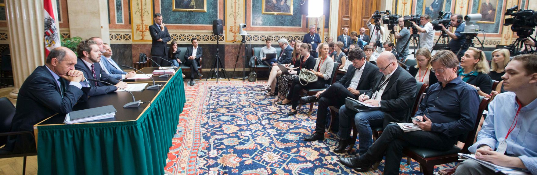 Innenminister Wolfgang Sobotka (l.), Staatssekret&auml;r Harald Mahrer (m.l.), Kanzleramtsminister Thomas Drozda (m.r.) und Sektionschef Gerhard Hesse (r.) beim Medienbriefing &uuml;ber die Regierungssitzung am 13. September 2016 im Parlament.