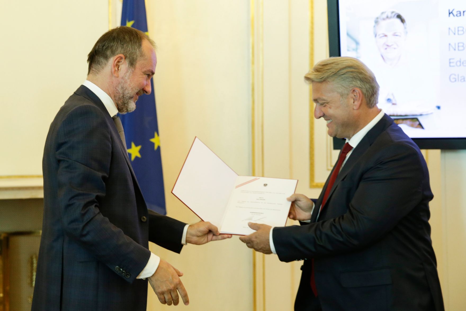 Am 14. September 2016 bestellte der Bundeskanzler Vertreterinnen und Vertreter der Wirtschaft zu Mitgliedern der bei der Bundesanstalt "Statistik &Ouml;sterreich" eingerichteten Wirtschaftskurie. Im Bild Kanzleramtsminister Thomas Drozda (l.) bei der Dekret&uuml;berreichung an Kommerzialrat f&uuml;r die Statistik Karl Bauer (r.).