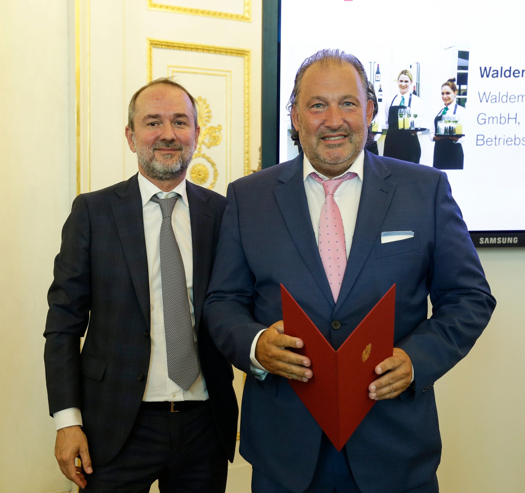 Am 14. September 2016 bestellte der Bundeskanzler Vertreterinnen und Vertreter der Wirtschaft zu Mitgliedern der bei der Bundesanstalt "Statistik &Ouml;sterreich" eingerichteten Wirtschaftskurie. Im Bild Kanzleramtsminister Thomas Drozda (l.) bei der Dekret&uuml;berreichung an Kommerzialrat f&uuml;r die Statistik Waldemar Benedict (r.).