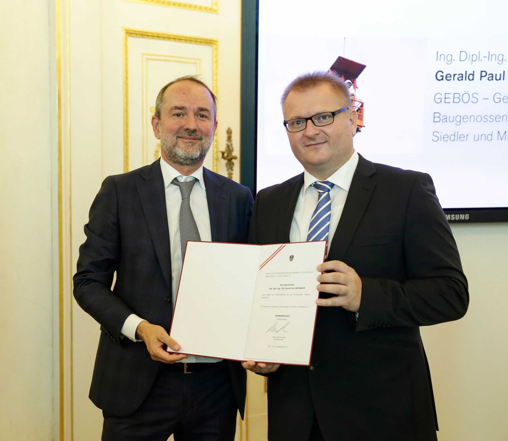 Am 14. September 2016 bestellte der Bundeskanzler Vertreterinnen und Vertreter der Wirtschaft zu Mitgliedern der bei der Bundesanstalt "Statistik &Ouml;sterreich" eingerichteten Wirtschaftskurie. Im Bild Kanzleramtsminister Thomas Drozda (l.) bei der Dekret&uuml;berreichung an Kommerzialrat f&uuml;r die Statistik Gerald Paul Bierbaum (r.).