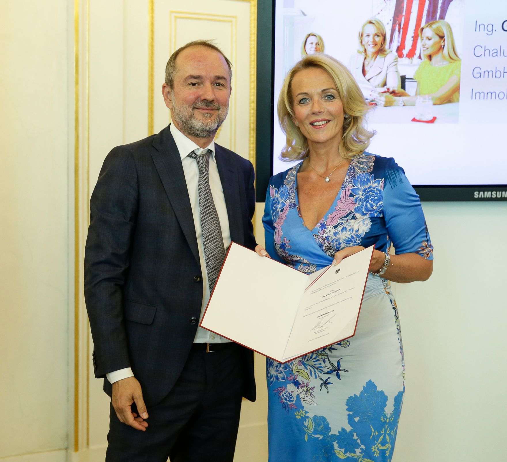 Am 14. September 2016 bestellte der Bundeskanzler Vertreterinnen und Vertreter der Wirtschaft zu Mitgliedern der bei der Bundesanstalt "Statistik &Ouml;sterreich" eingerichteten Wirtschaftskurie. Im Bild Kanzleramtsminister Thomas Drozda (l.) bei der Dekret&uuml;berreichung an Kommerzialr&auml;tin f&uuml;r die Statistik Gerda Chalupa (r.).