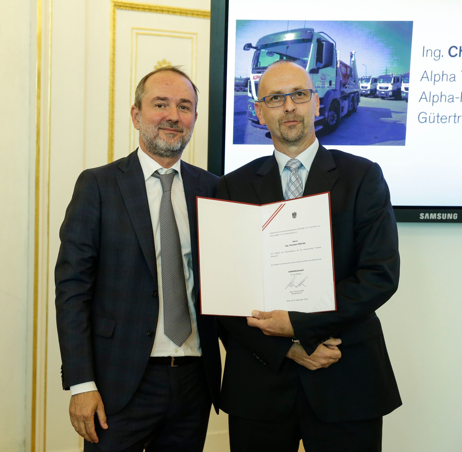 Am 14. September 2016 bestellte der Bundeskanzler Vertreterinnen und Vertreter der Wirtschaft zu Mitgliedern der bei der Bundesanstalt "Statistik &Ouml;sterreich" eingerichteten Wirtschaftskurie. Im Bild Kanzleramtsminister Thomas Drozda (l.) bei der Dekret&uuml;berreichung an Kommerzialrat f&uuml;r die Statistik Christian Freitag (r.).