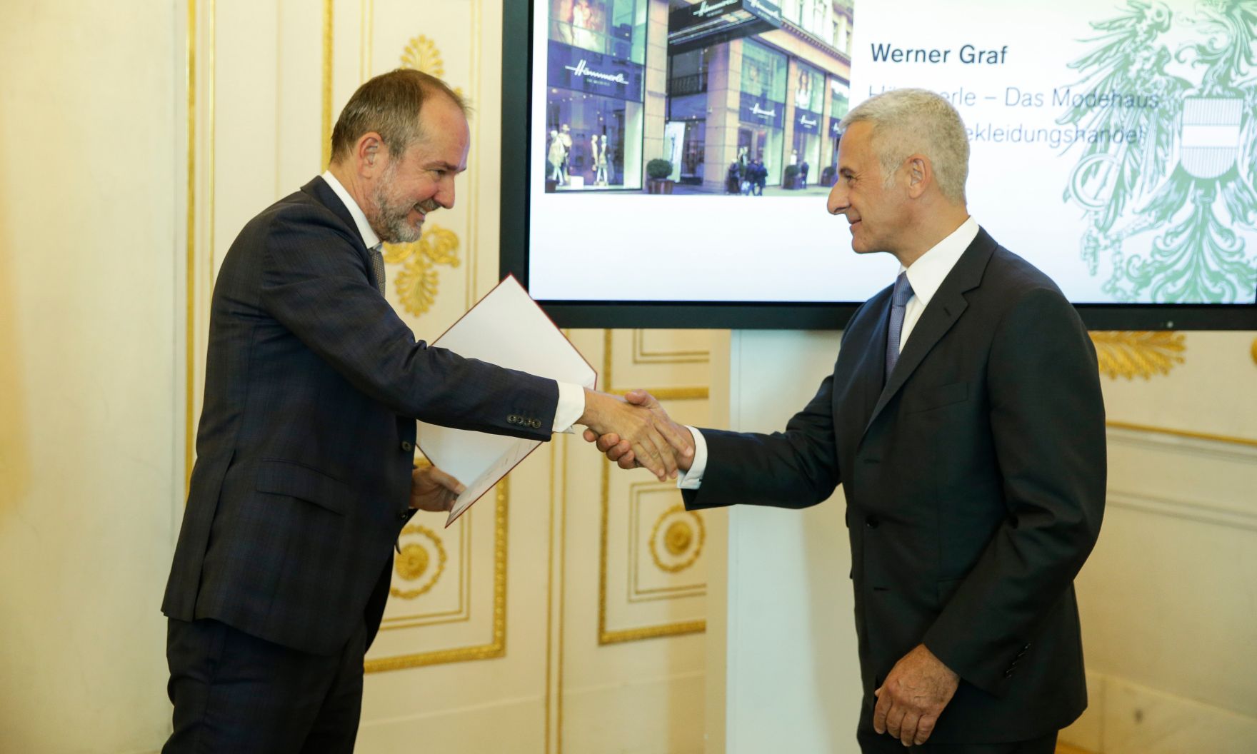 Am 14. September 2016 bestellte der Bundeskanzler Vertreterinnen und Vertreter der Wirtschaft zu Mitgliedern der bei der Bundesanstalt "Statistik &Ouml;sterreich" eingerichteten Wirtschaftskurie. Im Bild Kanzleramtsminister Thomas Drozda (l.) bei der Dekret&uuml;berreichung an Kommerzialrat f&uuml;r die Statistik Werner Graf (r.).