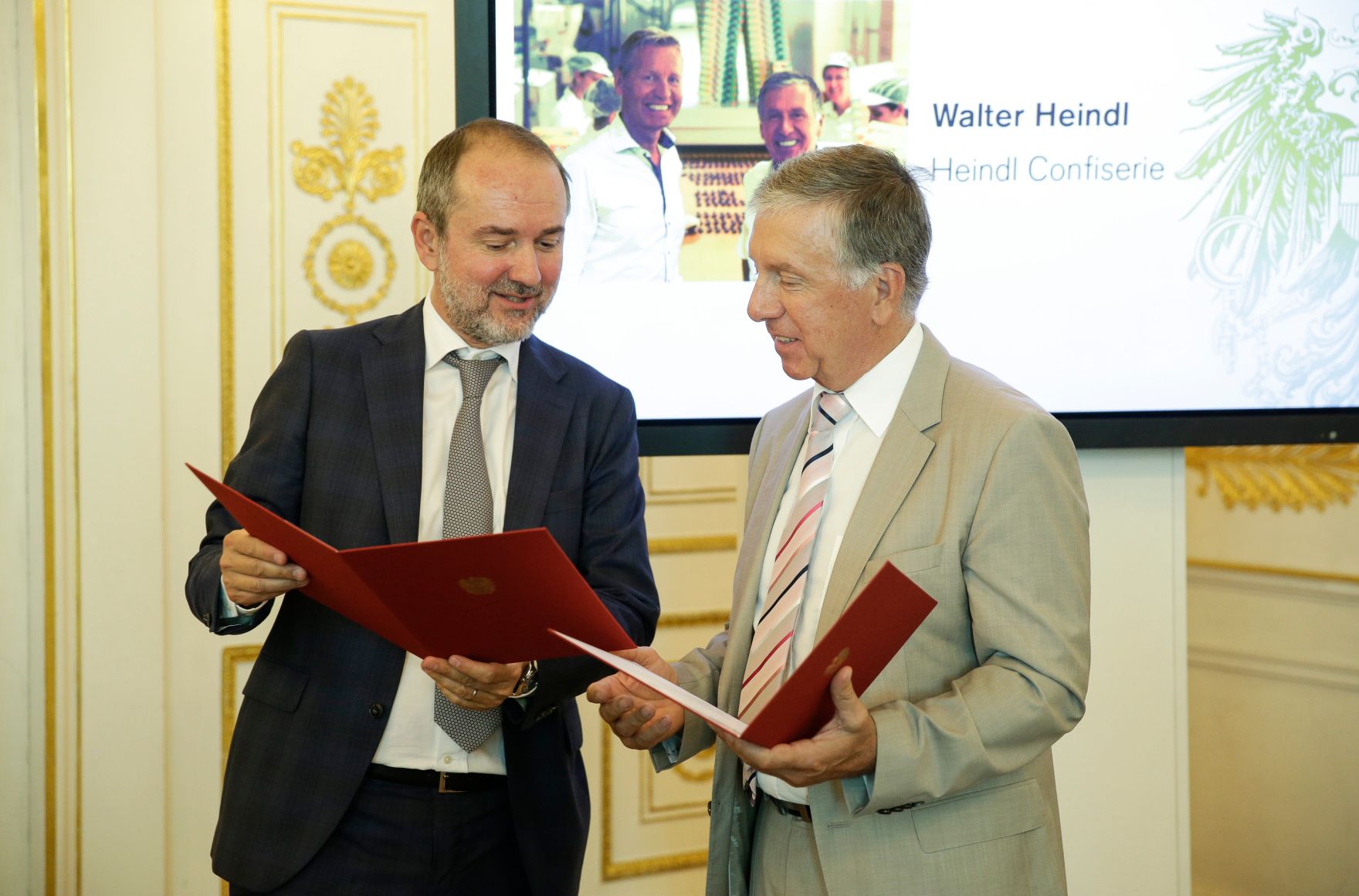 Am 14. September 2016 bestellte der Bundeskanzler Vertreterinnen und Vertreter der Wirtschaft zu Mitgliedern der bei der Bundesanstalt "Statistik &Ouml;sterreich" eingerichteten Wirtschaftskurie. Im Bild Kanzleramtsminister Thomas Drozda (l.) bei der Dekret&uuml;berreichung an Kommerzialrat f&uuml;r die Statistik Walter Heindl (r.).