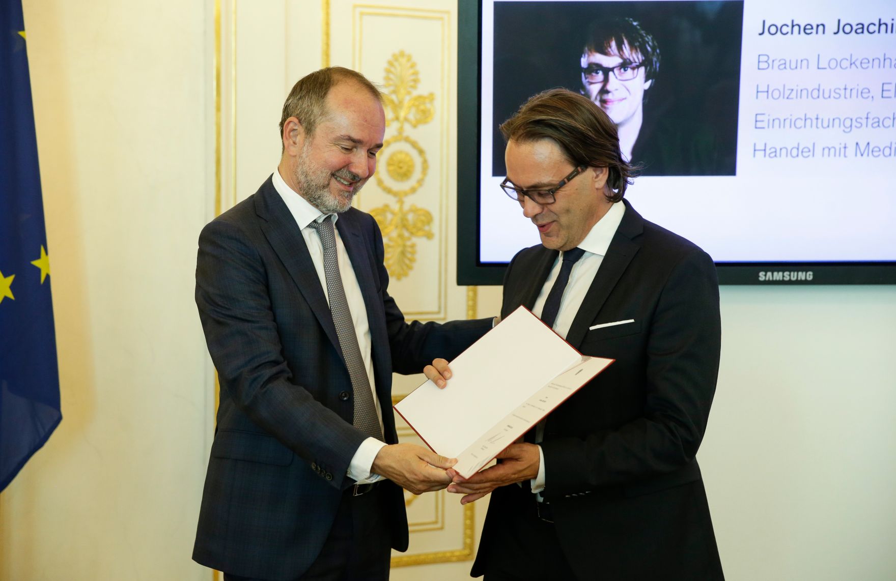 Am 14. September 2016 bestellte der Bundeskanzler Vertreterinnen und Vertreter der Wirtschaft zu Mitgliedern der bei der Bundesanstalt "Statistik &Ouml;sterreich" eingerichteten Wirtschaftskurie. Im Bild Kanzleramtsminister Thomas Drozda (l.) bei der Dekret&uuml;berreichung an Kommerzialrat f&uuml;r die Statistik Jochen Joachims (r.).