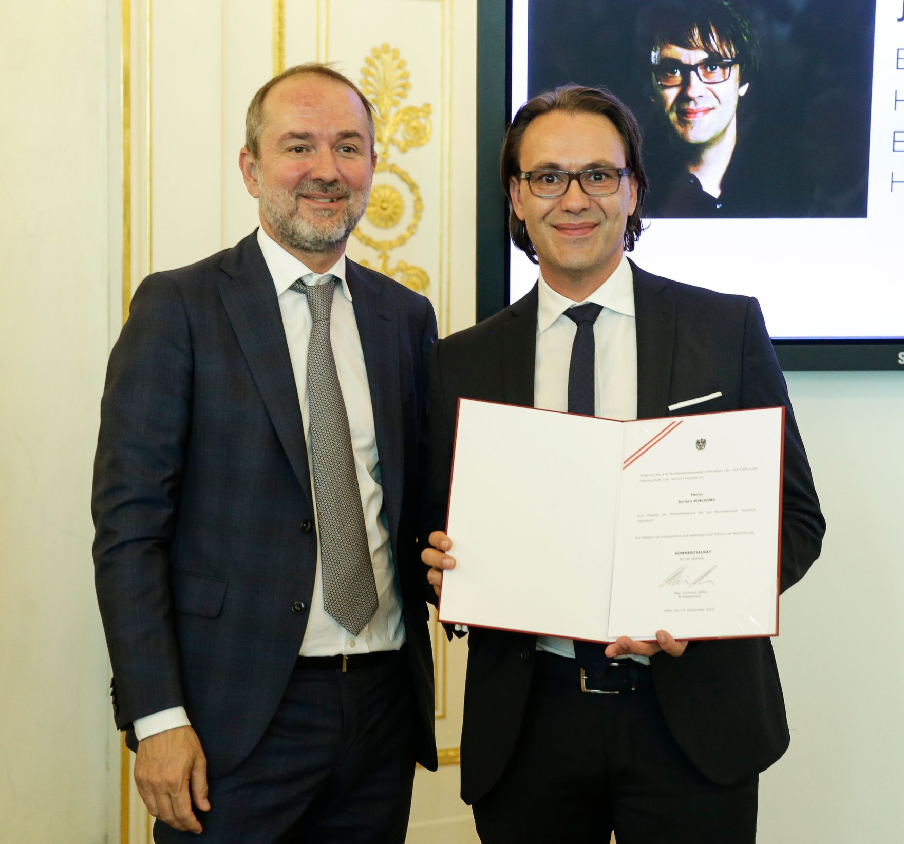 Am 14. September 2016 bestellte der Bundeskanzler Vertreterinnen und Vertreter der Wirtschaft zu Mitgliedern der bei der Bundesanstalt "Statistik &Ouml;sterreich" eingerichteten Wirtschaftskurie. Im Bild Kanzleramtsminister Thomas Drozda (l.) bei der Dekret&uuml;berreichung an Kommerzialrat f&uuml;r die Statistik Jochen Joachims (r.).