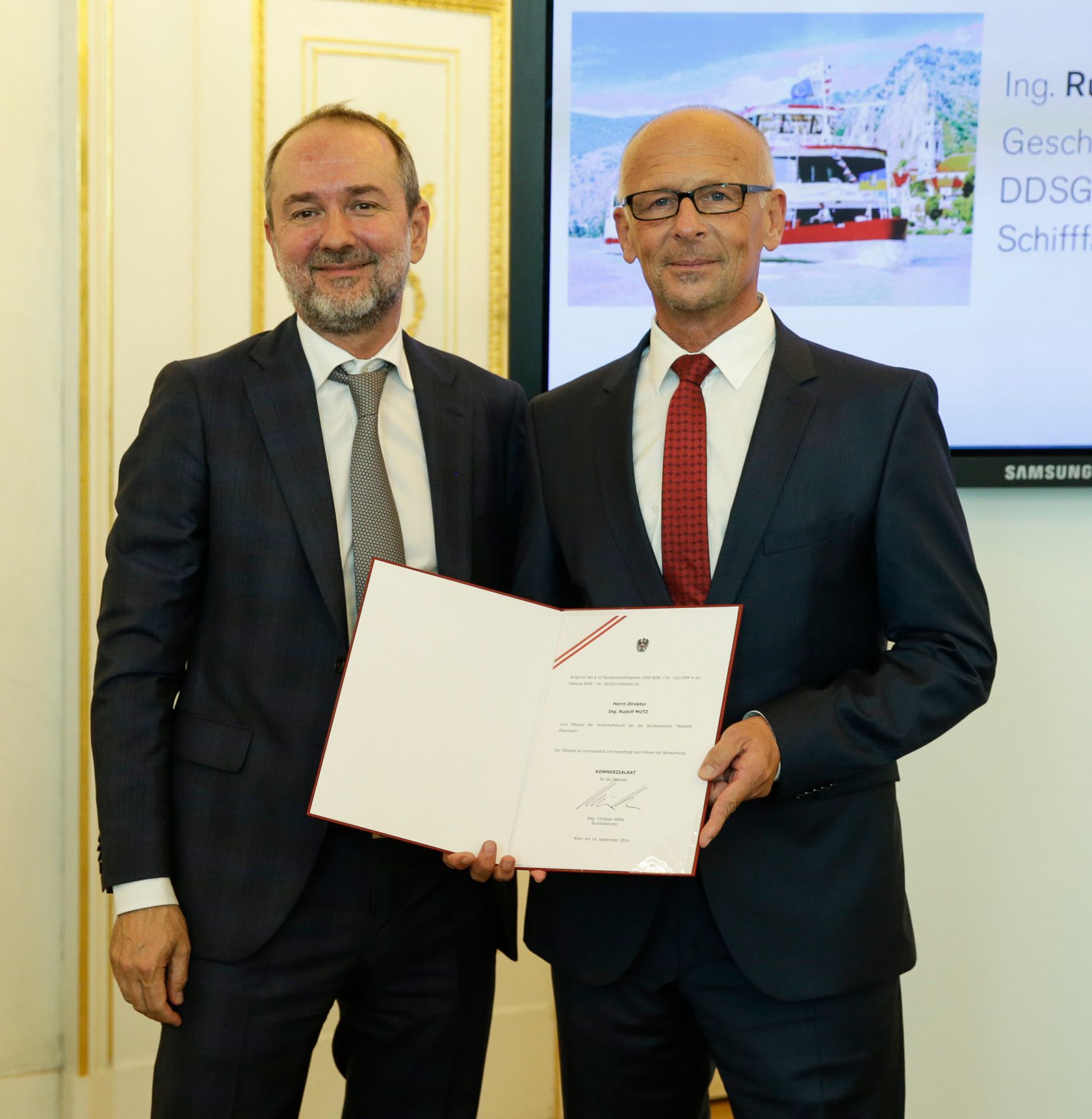 Am 14. September 2016 bestellte der Bundeskanzler Vertreterinnen und Vertreter der Wirtschaft zu Mitgliedern der bei der Bundesanstalt "Statistik &Ouml;sterreich" eingerichteten Wirtschaftskurie. Im Bild Kanzleramtsminister Thomas Drozda (l.) bei der Dekret&uuml;berreichung an Kommerzialrat f&uuml;r die Statistik Rudolf Mutz (r.).
